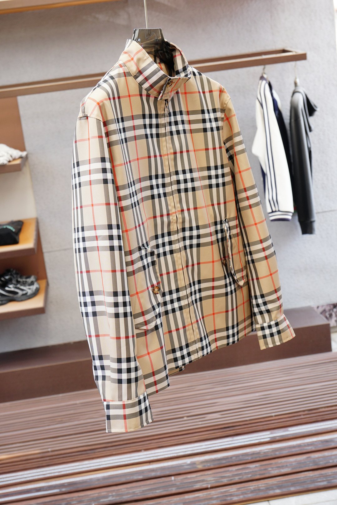 💥 Burberry🔥 巴宝莉官网款男士驼色格纹帆布夹克，饰有格纹图案印花。前襟翻盖贴边袋，单扣筒形袖口