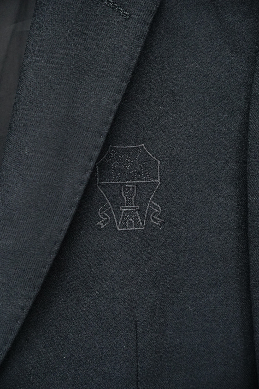 布鲁提-25SS秋冬提花两粒西装西服，精致点缀，做工极其精湛，走线细密匀称，无多余线头，内里全包边，定制