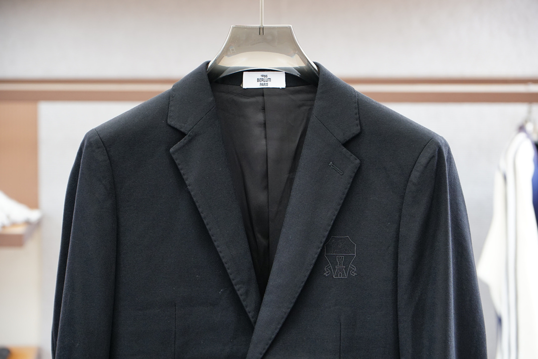 布鲁提-25SS秋冬提花两粒西装西服，精致点缀，做工极其精湛，走线细密匀称，无多余线头，内里全包边，定制
