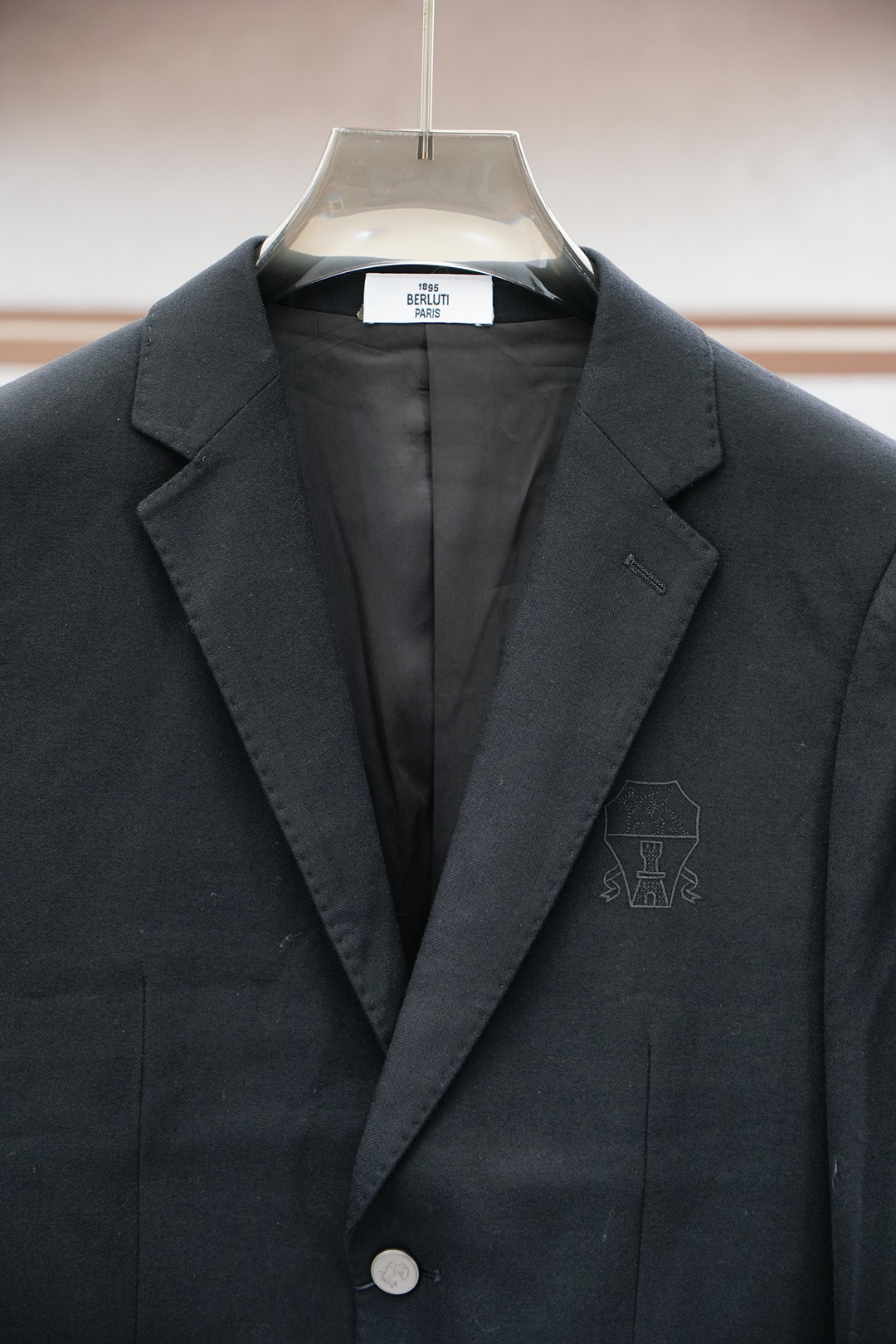 布鲁提-25SS秋冬提花两粒西装西服，精致点缀，做工极其精湛，走线细密匀称，无多余线头，内里全包边，定制