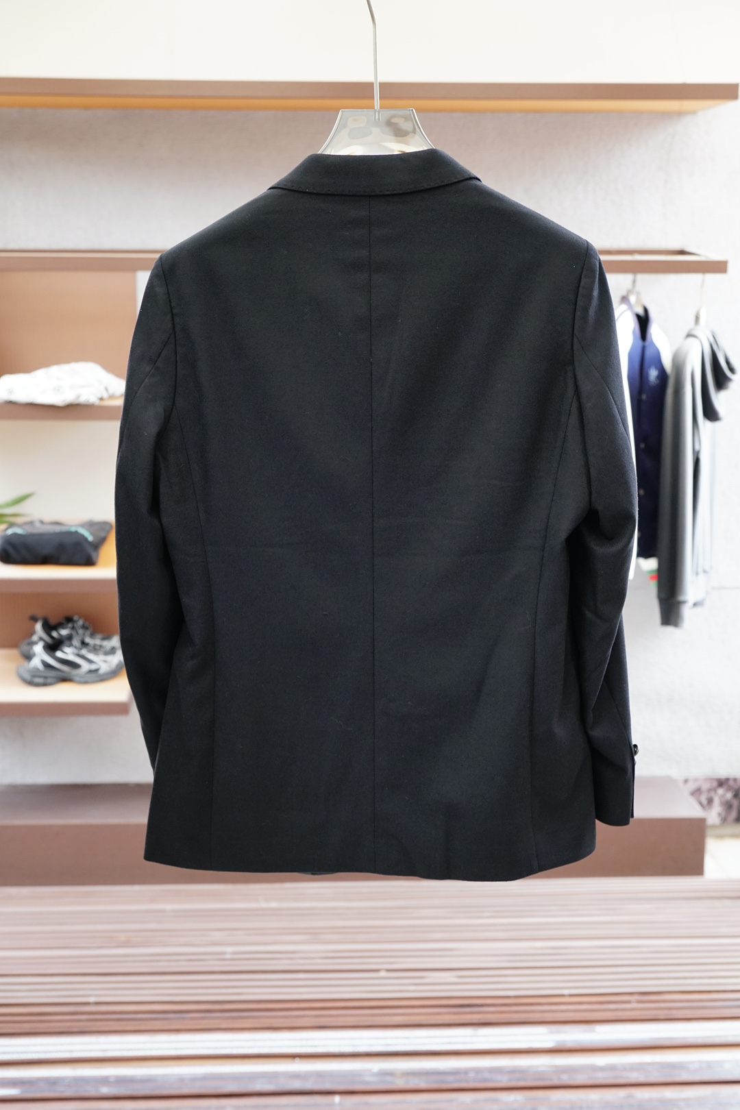 布鲁提-25SS秋冬提花两粒西装西服，精致点缀，做工极其精湛，走线细密匀称，无多余线头，内里全包边，定制