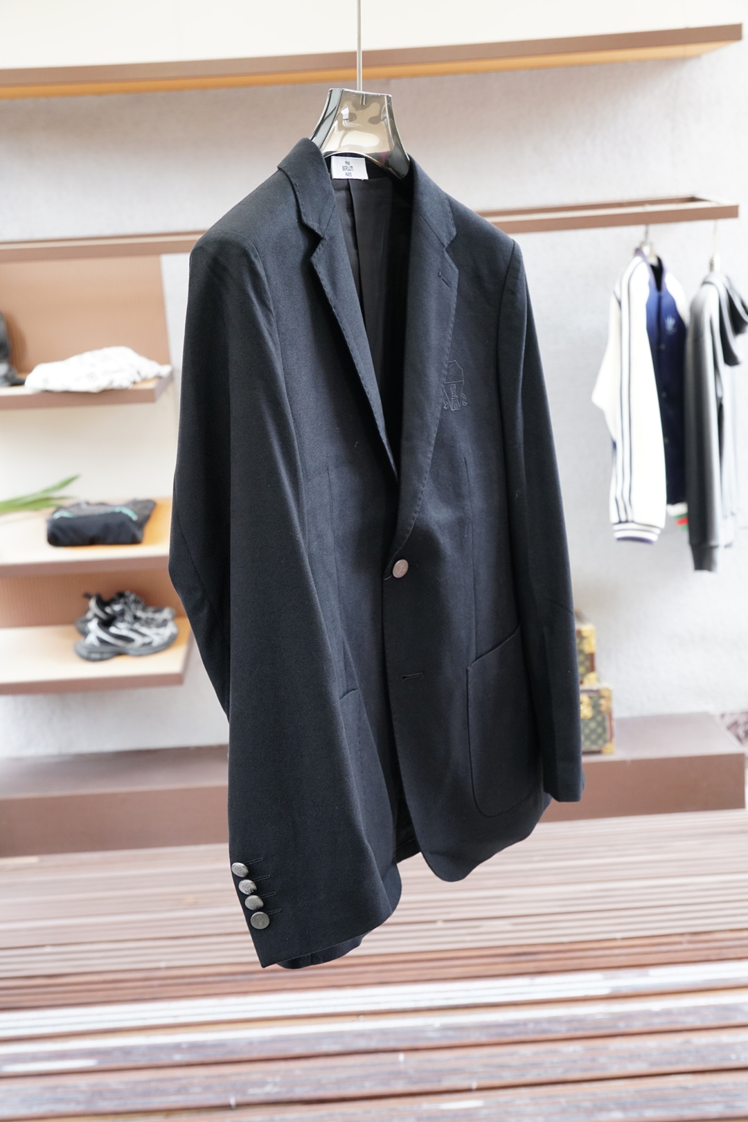 布鲁提-25SS秋冬提花两粒西装西服，精致点缀，做工极其精湛，走线细密匀称，无多余线头，内里全包边，定制