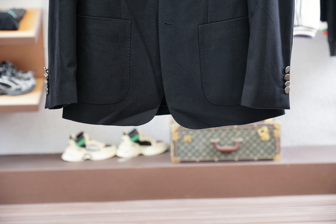 布鲁提-25SS秋冬提花两粒西装西服，精致点缀，做工极其精湛，走线细密匀称，无多余线头，内里全包边，定制