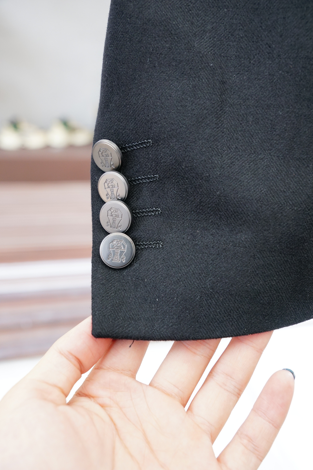 布鲁提-25SS秋冬提花两粒西装西服，精致点缀，做工极其精湛，走线细密匀称，无多余线头，内里全包边，定制