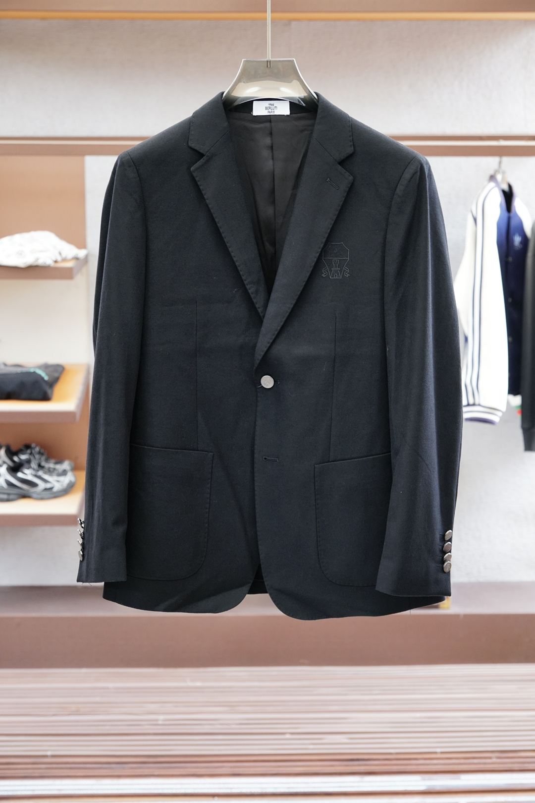 NO:521866,Bruti-25SS autumn and winter jacquard two-piece suit, exquisite embellishment, extremely exquisite workmanship, fine and symmetrical thread, no unnecessary thread heads, full-edge inside, customized imported nylon fiber blend fabric, slim and stylish high-quality fashion, the best strong product for all occasions whether in business or casual!  Code number M-XXXL (please report height and weight by placing an order), business suit, alexander wang19860909布鲁提-25SS秋冬提花两粒西装西服,精致点缀,做工极其精湛,走线细密匀称,无多余线头,内里全包边,定制进口锦纶纤维混纺面料,修身有型的高品质时装,无论是商务还是休闲时候都能胜任各种场合的最佳强货！ 码数M-XXXL（下单请报身高体重）,,business suit,alexander wang,Men's clothing