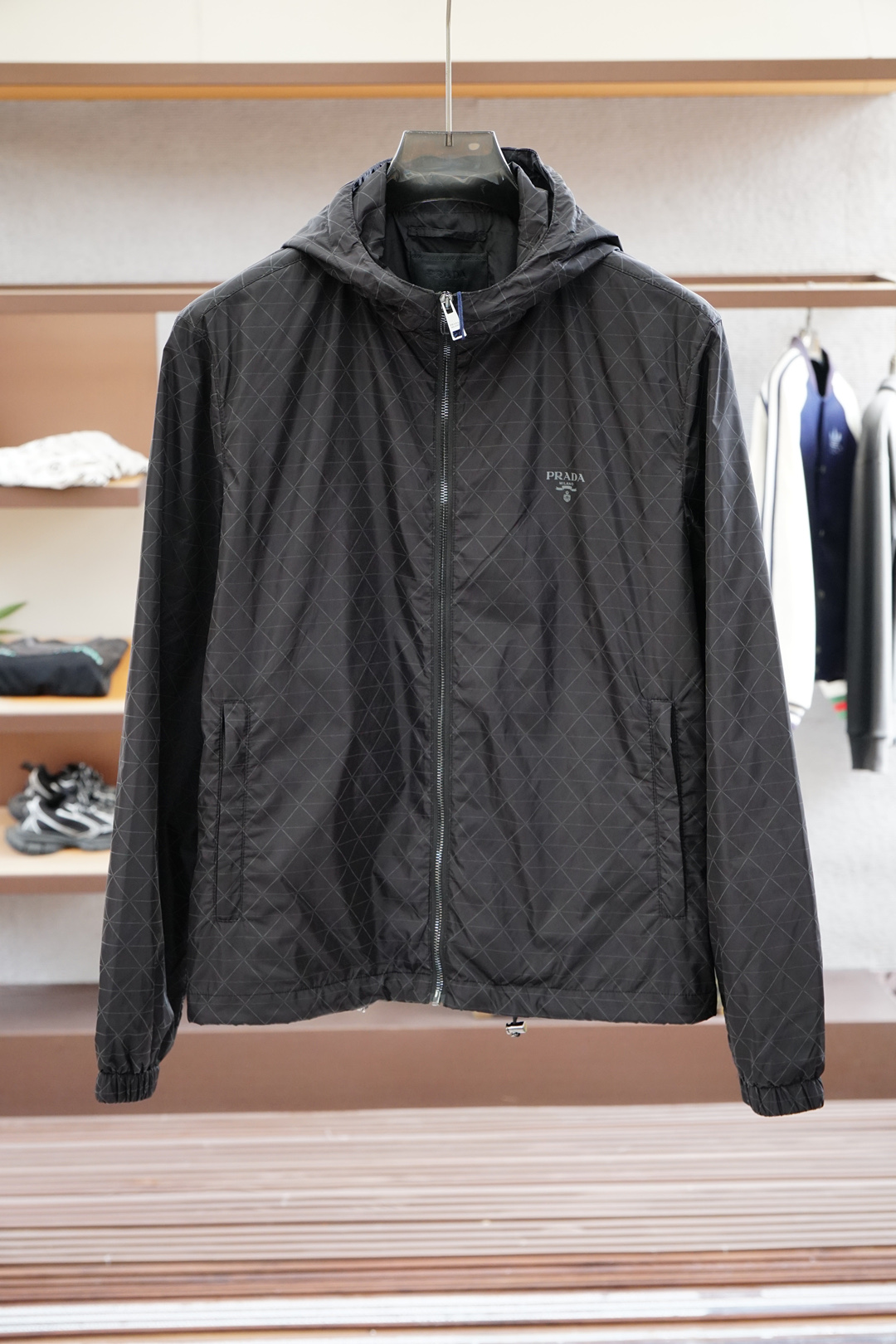 NO:521870,Prada-25 spring and summer new Pr*da metal triangle logo small hooded jacket sun protection clothes, men's work double pocket lightweight nylon jacket. Shanghai Henglong counter order, the official website is released simultaneously. Simple metal snap buckle opening and closing, small stand collar design, strong wearability and unique style. Light and thin nylon fiber material, light and hard texture!  Strong fashion and retro style!  Pr*da's eye-catching performance is mainly attributed to the integration of design and modern people's life style. Not only in fabric, color and style, but also in the life philosophy behind its design, just fits the dual mentality of modern people's pursuit of personal practicality and fashion beauty, and achieves a perfect balance before function and aesthetics!  It is not only a manifestation of fashion trends, but also a representative of modern aesthetics!  Very simple and elegant retro style, light and light nylon fiber material, light and smooth texture, not easy to wrinkle, super classy but not lacking intact and naturalness. The oversize style design is more in line with this year's fashion trend, and the duplex pocket and metal triangle logo add a luxurious effect. A perfect product that is retro, fashionable and elegant and luxurious, satisfying your infinite dressing test!  Size M-3XL Color black, prada, prada, versace, jackets & coats, jackets & coats, hats, alexander wang19860909Prada-普拉达-25春夏新款Pr*da金属三角标识小连帽夹克防晒衣,男士工装双口袋轻质尼龙外套.上海恒隆柜台订单,官网同步发售.简洁的金属按扣开合,小立领设计,实穿性强 风格独特.轻薄尼龙纤维材质,质感轻薄硬朗光滑！时尚复古风格浓郁！ Pr*da亮眼的表现主要归功于设计与现代人生活形态水乳相融,不仅在布料,颜色与款式功夫,其设计背后的生活哲学正巧契合现代人追求切身实用与流行美观的双重心态,在机能与美学之前取得完美平衡！不单单是时尚潮流的展现,更是现代美学的代表！ 非常简约大方复古的款式,轻薄尼龙纤维材质,质感轻薄光滑,不易褶皱,超级具有档次感却不失挺括与自然,oversize的版型设计更加贴合今年流行趋势,双工装口袋与金属三角标识加分奢华效果.一款复古时尚与大方奢华的完美臻品 ,满足你的无限穿搭考验！尺码M-3XL 颜色黑色,,prada,prada,versace,jackets & coats,jackets & coats,hats,alexander wang,Men's clothing