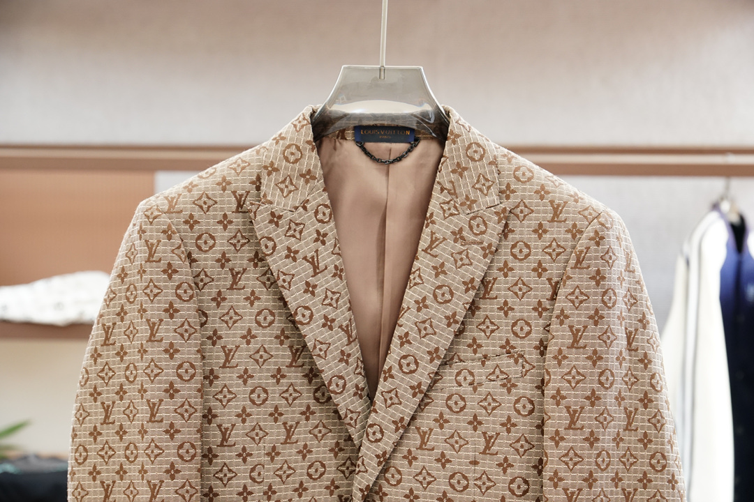 Lv 路易威登25SS秋冬提花两粒西装西服，精致点缀，做工极其精湛，走线细密匀称，无多余线头，内里全包边