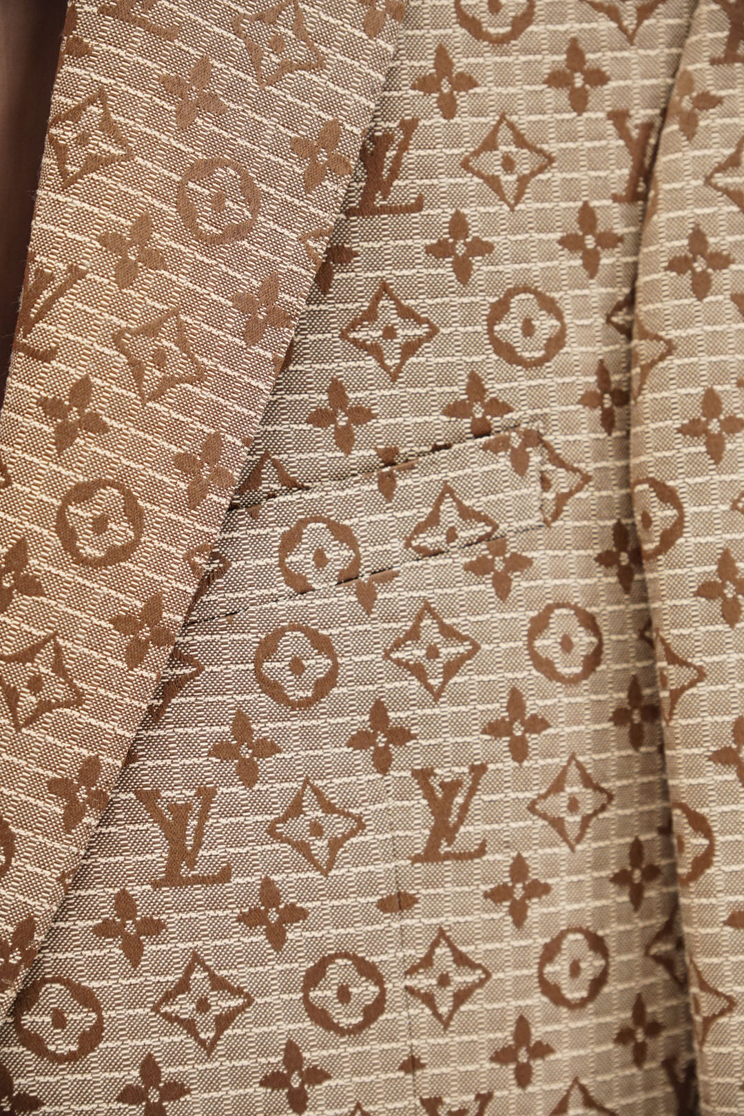 Lv 路易威登25SS秋冬提花两粒西装西服，精致点缀，做工极其精湛，走线细密匀称，无多余线头，内里全包边