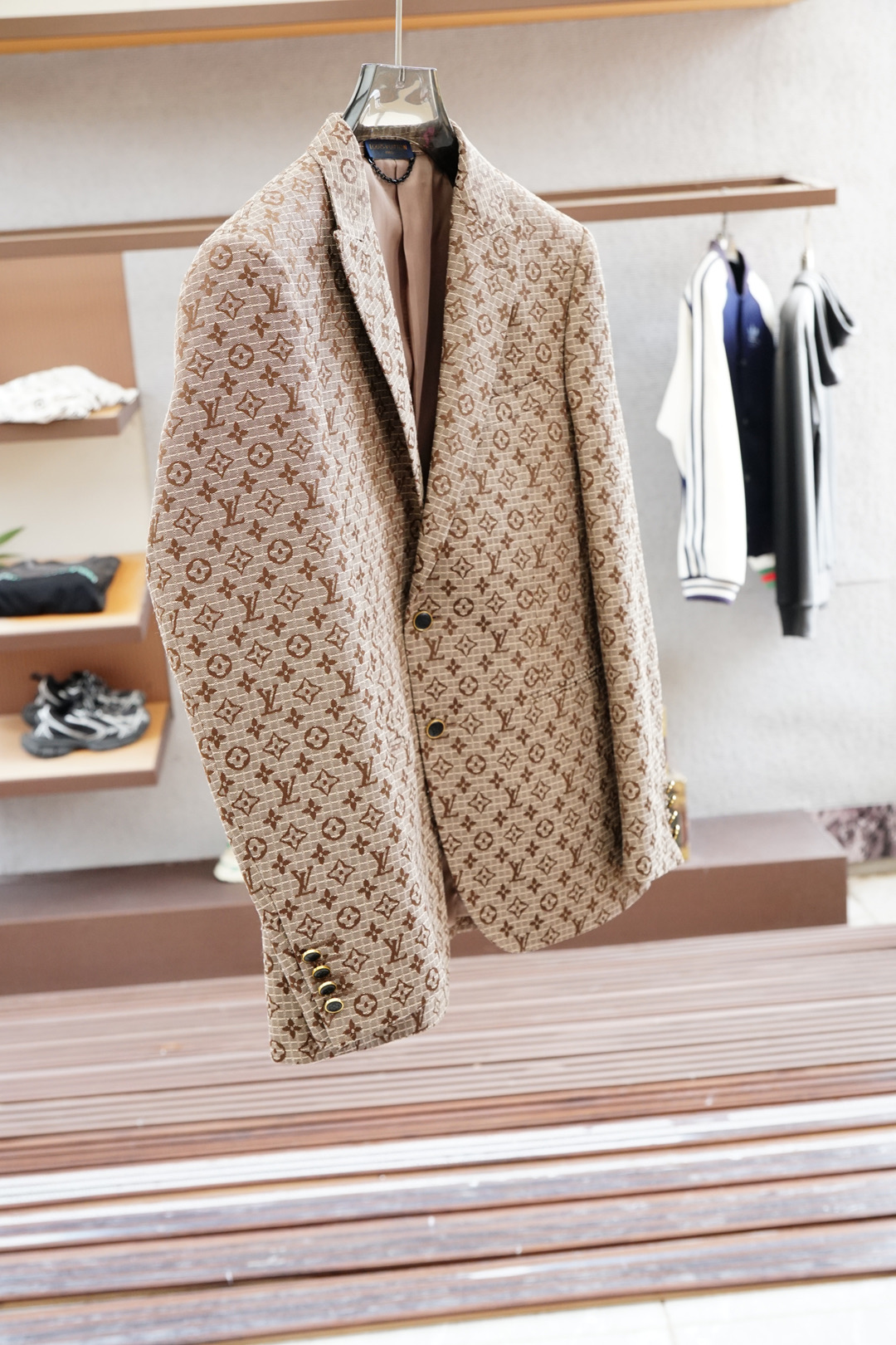 Lv 路易威登25SS秋冬提花两粒西装西服，精致点缀，做工极其精湛，走线细密匀称，无多余线头，内里全包边