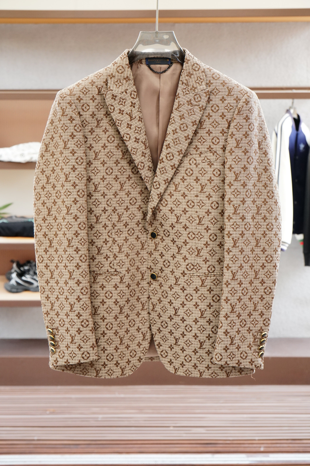 NO:521864,Lv Louis Vuitton 25SS autumn and winter jacquard two-piece suit, exquisite embellishment, extremely exquisite workmanship, fine and symmetrical thread, no unnecessary thread heads, full-edge inside, customized imported nylon fiber blend fabric, slim and stylish high-quality fashion, the best strong product for all occasions whether in business or casual!  Number of code M-XXXL (please report height and weight by placing an order), louis vuitton,louis vuitton,business suit,alexander wang19860909Lv 路易威登 25SS秋冬提花两粒西装西服,精致点缀,做工极其精湛,走线细密匀称,无多余线头,内里全包边,定制进口锦纶纤维混纺面料,修身有型的高品质时装,无论是商务还是休闲时候都能胜任各种场合的最佳强货！ 码数M-XXXL（下单请报身高体重）,,louis vuitton,louis vuitton,business suit,alexander wang,Men's clothing