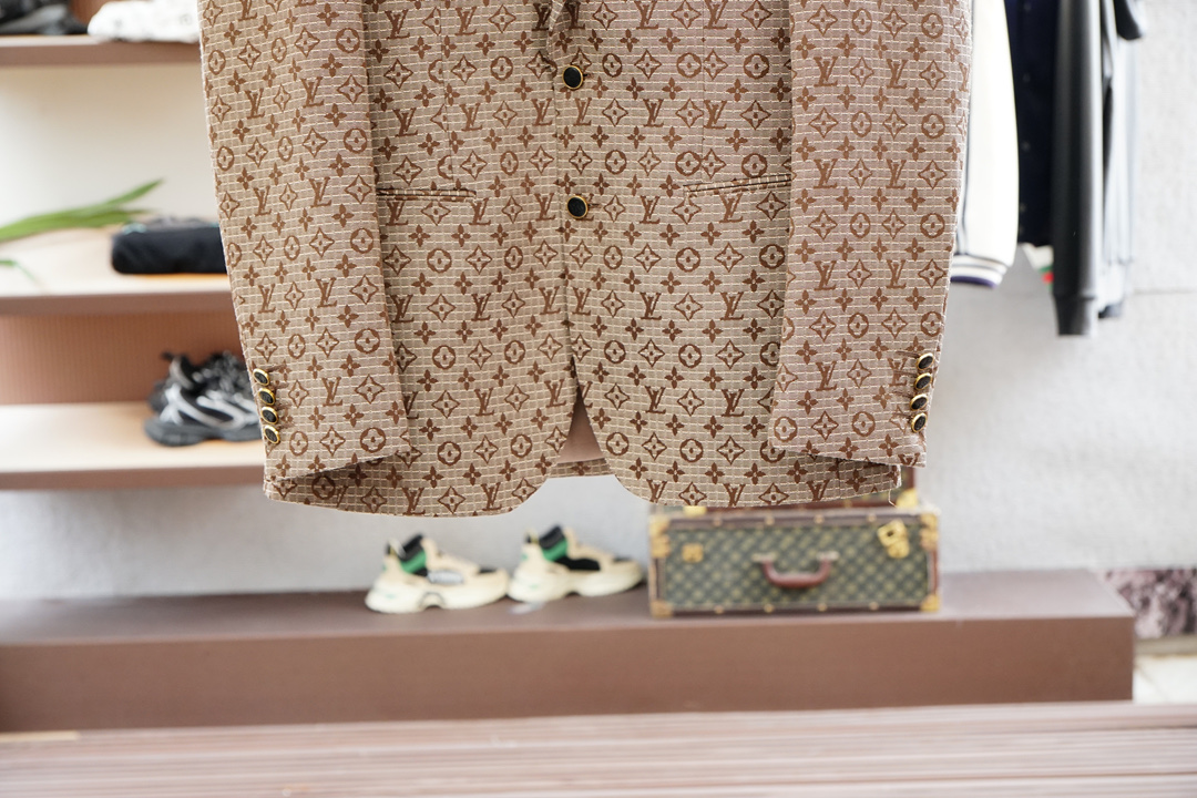 Lv 路易威登25SS秋冬提花两粒西装西服，精致点缀，做工极其精湛，走线细密匀称，无多余线头，内里全包边