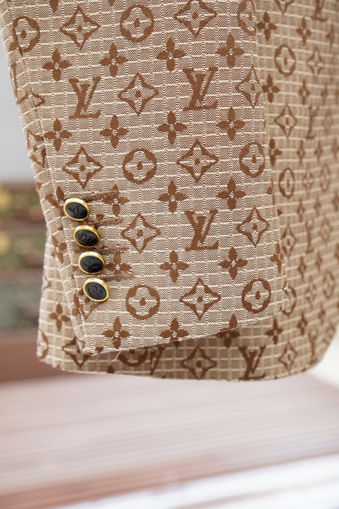 Lv 路易威登25SS秋冬提花两粒西装西服，精致点缀，做工极其精湛，走线细密匀称，无多余线头，内里全包边