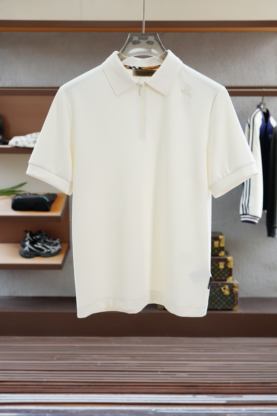 NO:521858,BBR Burberry 2025ss autumn and winter counters are available in the same style as the same style as the new short-sleeved Tensile acetate wool knitted fabric, integrated kick knitted, a must-have item for high-end people, those who know the goods are welcome to compare the counter. Code number M-3xL, burberry, T-shirt, alexander wang19860909BBR 巴宝莉 2025ss秋冬专柜同款同步上新短袖醋酸天丝羊毛针织面料 一体起脚针织 高端人士必备单品,懂货的来欢迎对比专柜 .码数M-3xL,,burberry,T-shirt,alexander wang,Men's clothing