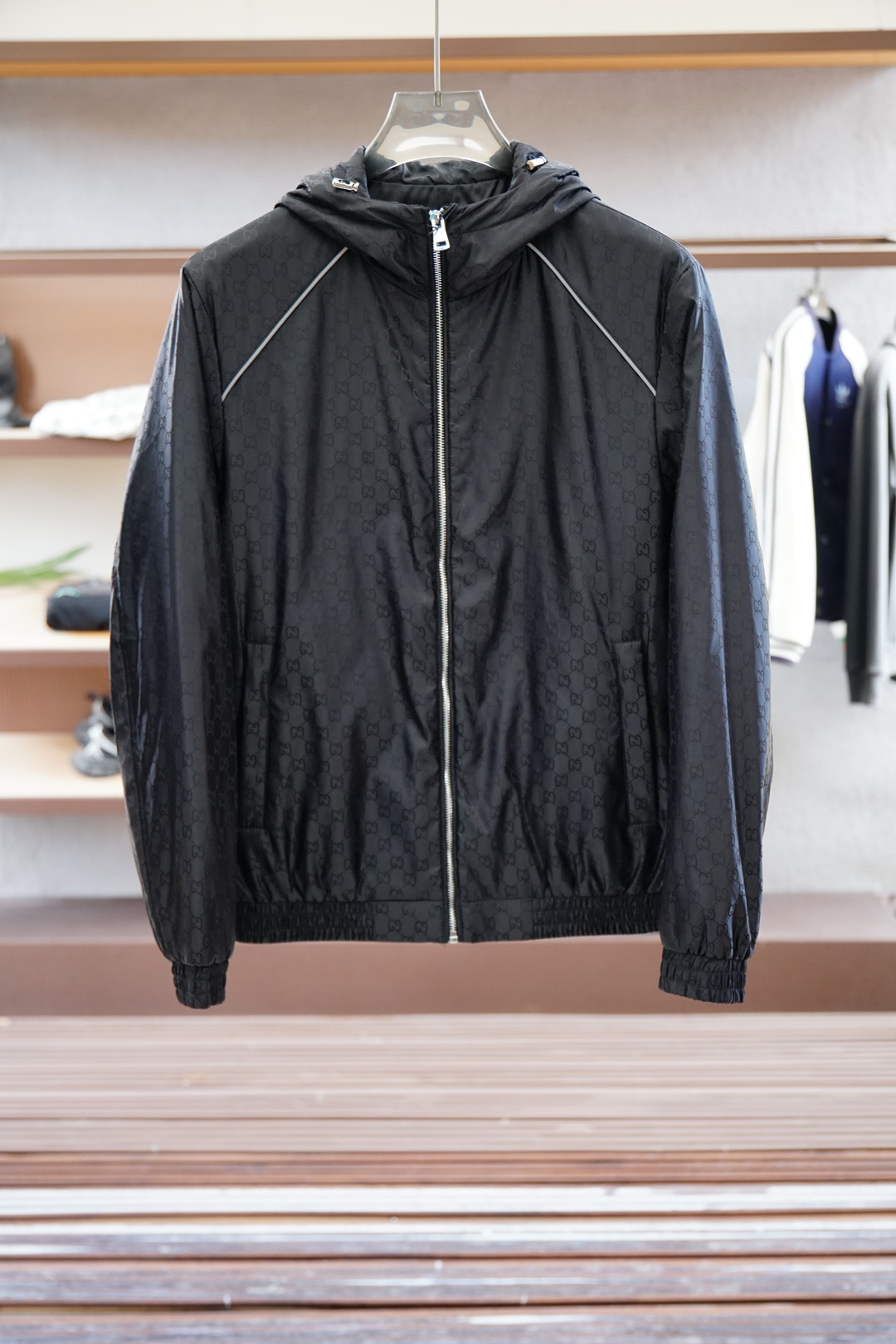 NO:521874,Gucci-Gucci/2025 autumn jacket jacket!  This year's new counter products, men's super soft jacquard fabric is cool and popular jacket. Fashionable and urban versatile style, breathable and fashionable and beautiful. The special fabrics are all polyester fiber fabrics imported from the UK, with a light luster, unique texture, and soft and smooth feel. They are not a product that ordinary fabrics can compare with. Regular hooded design and iconic logo modification!  Very charming design, with no lining inner seam edging technology, very detailed, it is very difficult to make such a thin fabric, and it is a very technical one, and the details determine the high-end. The minimalist design elements of the season, a must-have item for trendy men, a perfect slim fit style, highly recommended!  Size M-3XL, gucci, jackets & coats, jackets & coats, hats, alexander wang19860909Gucci-古奇/2025秋季夹克外套！今年的专柜新品,男士超软提花面料帅酷爆款 外套.时尚都市百搭款,上身透气而且时尚靓丽.特供面料都是英国进口的聚酯纤维纤维面料,淡淡光泽,质感独特,手感柔嫩顺滑,不是一般面料所能对比的产品.常规的连帽设计,标志性logo修饰！非常极具魅力的设计,无里布内缝包边工艺,细节非常到位,这么薄的面料做出来非常有难度,要非常讲究技术的一款,细节决定高端.极简当季的设计元素,潮男必备单品,完美修身版型,强烈推荐！尺码M-3XL,,gucci,jackets & coats,jackets & coats,hats,alexander wang,Men's clothing