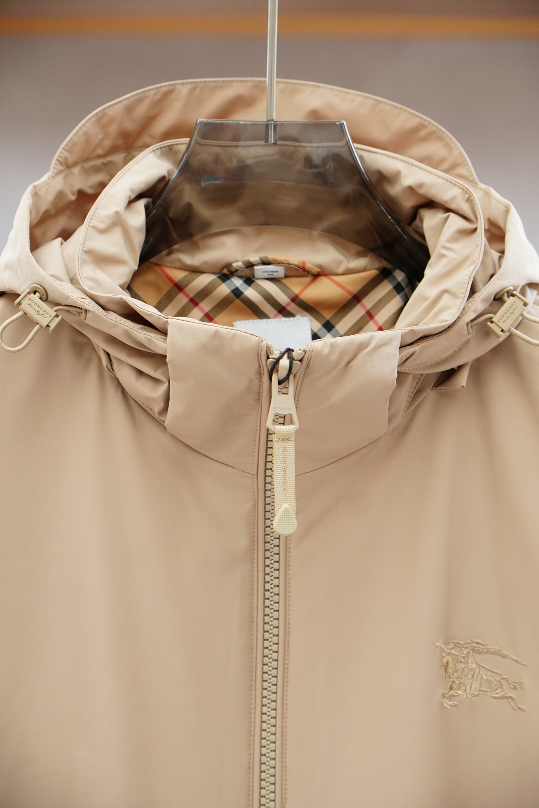 BBR 巴宝莉-2025秋季夹克外套！今年的专柜新品，男士超软聚酯纤维面料帅酷爆款 外套。时尚都市百搭款