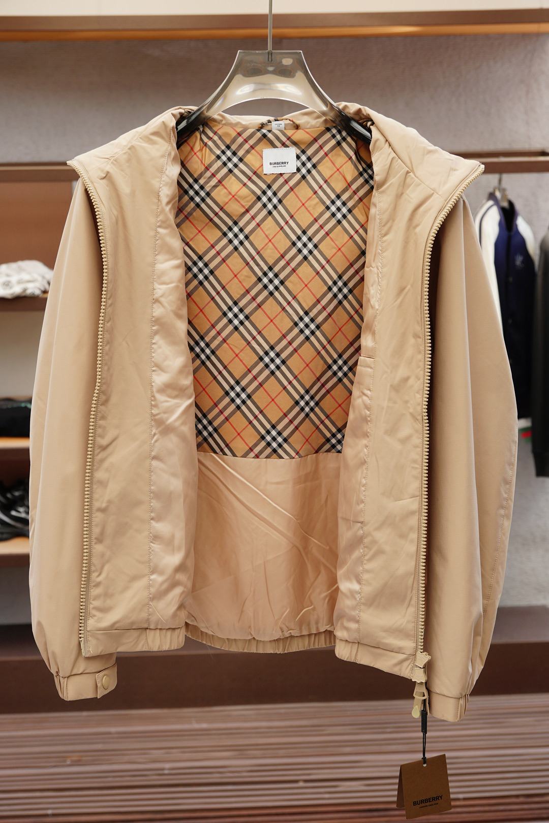 BBR 巴宝莉-2025秋季夹克外套！今年的专柜新品，男士超软聚酯纤维面料帅酷爆款 外套。时尚都市百搭款