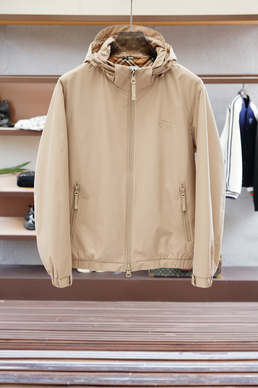 BBR 巴宝莉-2025秋季夹克外套！今年的专柜新品，男士超软聚酯纤维面料帅酷爆款 外套。时尚都市百搭款