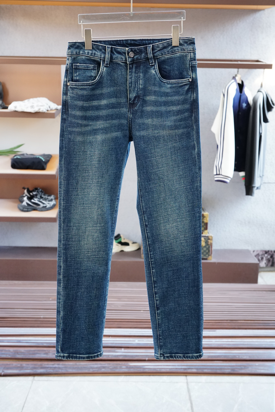 NO:521889,The mask/new style is coming early autumn new style of casual pants and jeans, high-end custom series. Imported high-density pure cotton Gaza washing process is comfortable, soft and skin-friendly, straight and not easy to wrinkle, simple and clear, super versatile, fashionable and versatile, straight and stylish, must-have in the wardrobe!  Suitable for any occasion to wear 30-38 pick up the next day, Moncler, jeans, alexander wang19860909蒙口/新款来袭早秋新款新款休闲裤牛仔裤,高端定制系列.进口高密度纯棉加沙洗工艺舒适柔软亲肤,笔挺不易起皱,简单明了,超级百搭上身效果超级棒时尚百搭,笔挺有型,衣橱必备！适合任何场合穿着 30-38隔天取货无,,Moncler,jeans,alexander wang,Men's clothing