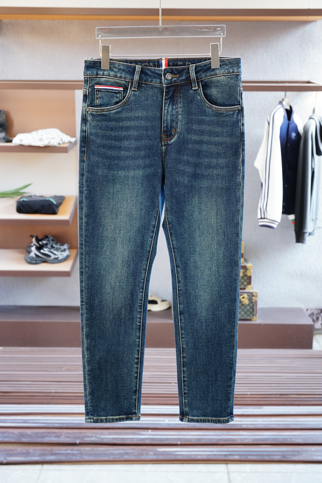 NO:521895,The new style of the hood/Moncler/ is coming early autumn new style of casual pants and jeans, high-end custom series. Imported high-density pure cotton Gaza washing process is comfortable, soft and skin-friendly, straight and not easy to wrinkle, simple and clear, super versatile, fashionable and versatile, straight and stylish, a must-have for the wardrobe!  Suitable for any occasion to wear 30-38 pick up the next day, Moncler, jeans, alexander wang19860909蒙口/Moncler/新款来袭早秋新款新款休闲裤牛仔裤,高端定制系列.进口高密度纯棉加沙洗工艺舒适柔软亲肤,笔挺不易起皱,简单明了,超级百搭上身效果超级棒时尚百搭,笔挺有型,衣橱必备！适合任何场合穿着 30-38隔天取货无,,Moncler,jeans,alexander wang,Men's clothing