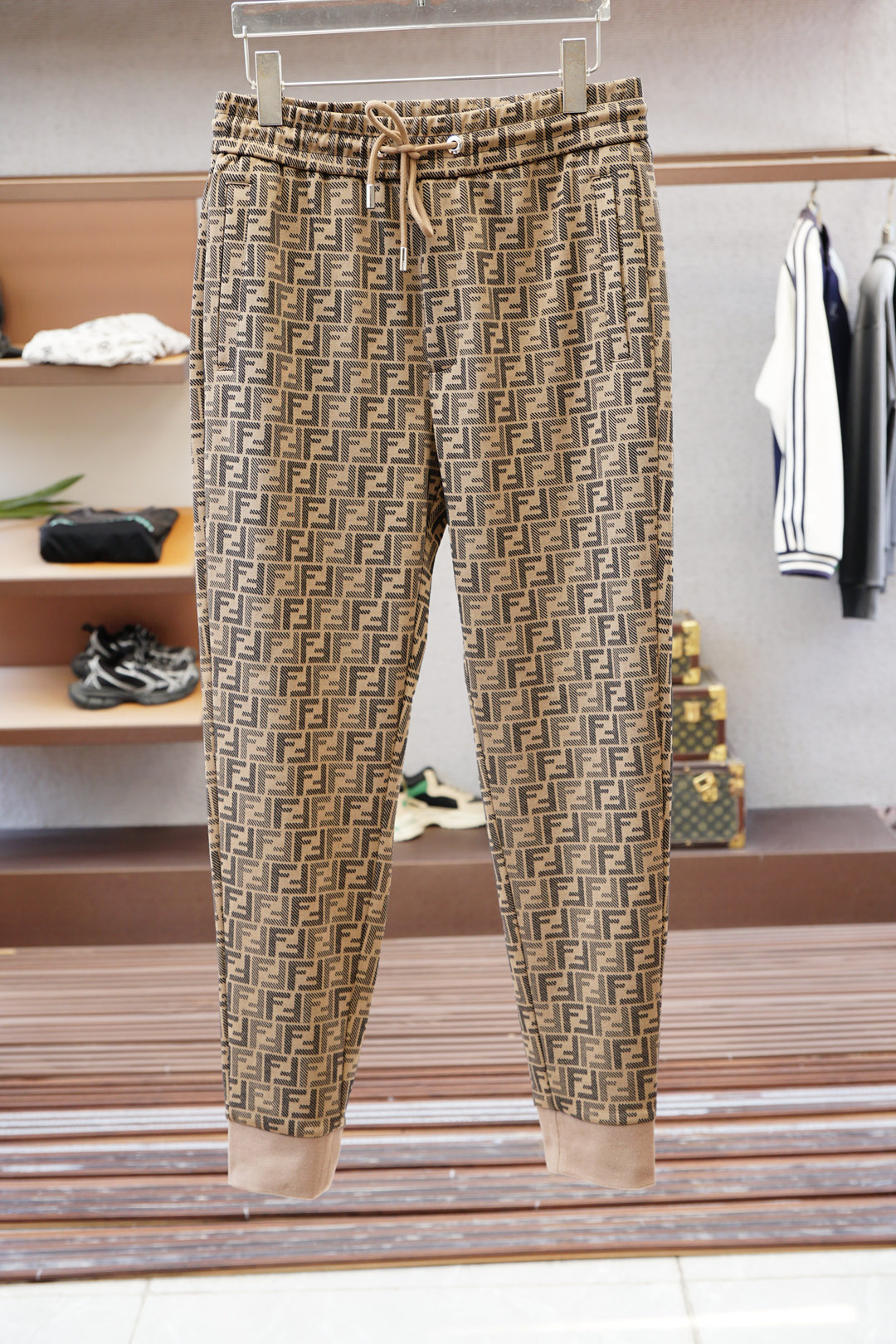 NO:521879,FENDI 2025 early autumn new set, high-quality, top-level version trading company channel orders, exclusive limited overseas quality, classic is eternal, absolutely worth buying!  This type of suit is also a must-have for lazy people. You don’t have to think about how to match it, just do it easily!  Custom-made fabrics are provided with smooth touch, but they are crisp and stylish, with a full texture on the upper body!  The overall style is simple and generous without losing style, with a strong sense of upper body, absolutely at the forefront of fashion, very comfortable to wear, no need to say anything about the style and cutting of pants, the upper body is exquisite and vivid, and the truly palace-level casual trousers can be competent for various occasions whether they are sports or casual, and they are not sold. Size M—XXXL,,fendi,fendi,alexander wang19860909FENDI 芬迪 2025早秋新款套装 高品质,顶级版本贸易公司渠道订单,海外精品独家限定发售,经典即永恒,入手绝对值的！这种类型的套装也是懒人必备的一套,不用想怎么搭配,直接一套轻松搞定！客供定制面料,触感顺滑,却又挺括有型,上身质感十足！ 整体简洁大方而不失格调,上身感极强,绝对走在时尚最前端,穿着非常舒适,裤型款式和裁剪亦无需多言,上身精致跃然,真正殿堂级的休闲卫裤,无论是运动还是休闲时候都能胜任各种场合,不拆卖 尺码M—XXXL,,fendi,fendi,alexander wang,Men's clothing