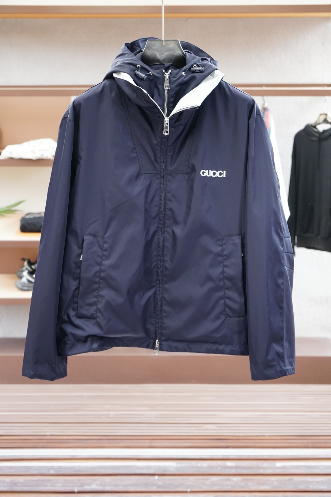 NO:521881,Gucci / Autumn Jacket 2025!  This year's new counter products, cool jackets, fashionable and urban versatile models, will definitely be super popular this year. The special fabrics are all polyester fiber fabrics imported from the UK, with a light luster, unique texture, soft and smooth feel, which is not a product that ordinary fabrics can compare with. The regular hooded design and the iconic logo of the sleeves!  Very charming design, with no lining inner seam and edging technology, very detailed, it is very difficult to make such a thin fabric, and it is a very technical one. Details determine the high-end. The minimalist seasonal design elements, a must-have item for trendy men, a perfect slim fit style, highly recommended!  Size M-3XL, gucci, jackets & coats, jackets & coats, hats, alexander wang19860909Gucci 古奇/2025秋季夹克外套！今年的专柜新品,帅酷爆款 外套.时尚都市百搭款,今年必定超火爆款,特供面料都是英国进口的聚酯纤维纤维面料,淡淡光泽,质感独特,手感柔嫩顺滑,不是一般面料所能对比的产品.常规的连帽设计,袖子标志性logo修饰！非常极具魅力的设计,无里布内缝包边工艺,细节非常到位,这么薄的面料做出来非常有难度,要非常讲究技术的一款,细节决定高端.极简当季的设计元素,潮男必备单品,完美修身版型,强烈推荐！尺码M-3XL,,gucci,jackets & coats,jackets & coats,hats,alexander wang,Men's clothing