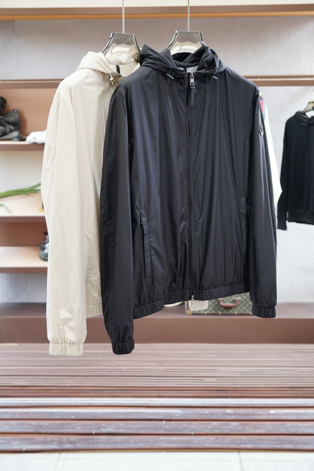 NO:521878,Covered/Autumn Jacket 2025!  This year's new counter products, men's super soft jacquard fabric, cool jacket, fashionable and urban versatile style, will definitely be super popular this year. The special fabrics are all polyester fiber fabrics imported from the UK, with a light luster, unique texture, soft and smooth feel, which is not a product that ordinary fabrics can compare with. Regular hooded design and iconic logo modification of sleeves!  Very charming design, with no lining inner seam and edging technology, very detailed, it is very difficult to make such a thin fabric, and it is a very technical one. Details determine the high-end. The minimalist seasonal design elements, a must-have item for trendy men, a perfect slim fit style, highly recommended!  Size M-3XL, Moncler, jackets & coats, jackets & coats, hats, alexander wang19860909蒙口/2025秋季夹克外套！今年的专柜新品,男士超软提花面料帅酷爆款 外套.时尚都市百搭款,今年必定超火爆款,特供面料都是英国进口的聚酯纤维纤维面料,淡淡光泽,质感独特,手感柔嫩顺滑,不是一般面料所能对比的产品.常规的连帽设计,袖子标志性logo修饰！非常极具魅力的设计,无里布内缝包边工艺,细节非常到位,这么薄的面料做出来非常有难度,要非常讲究技术的一款,细节决定高端.极简当季的设计元素,潮男必备单品,完美修身版型,强烈推荐！尺码M-3XL,,Moncler,jackets & coats,jackets & coats,hats,alexander wang,Men's clothing