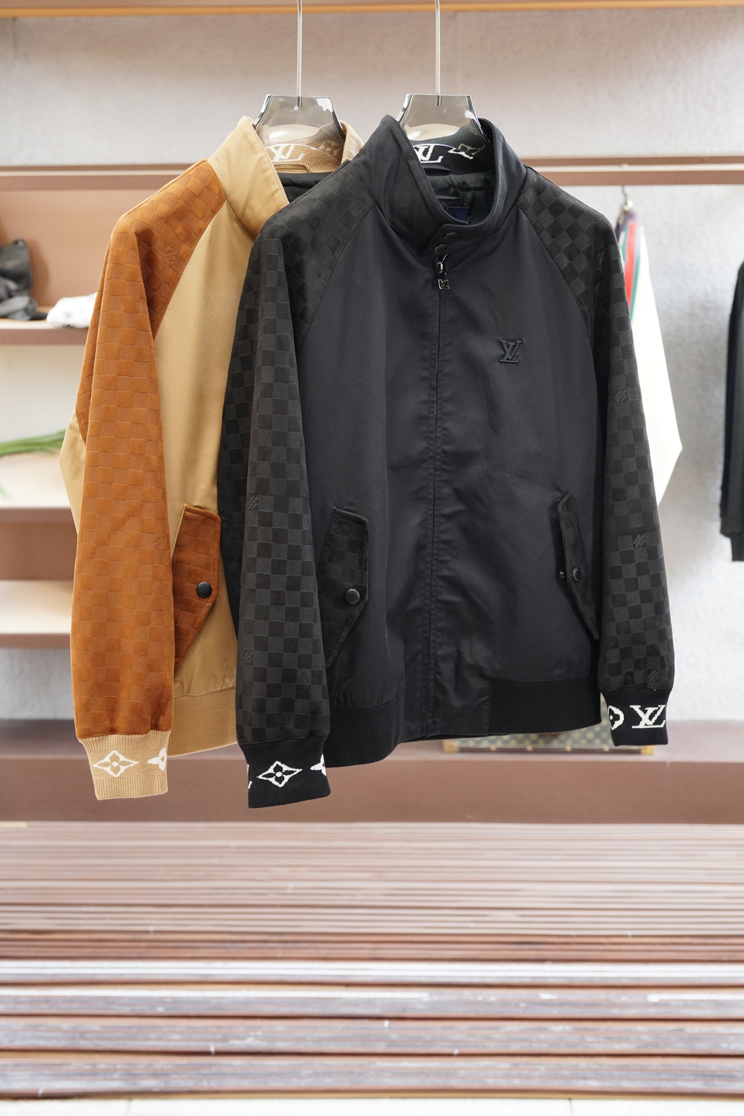 NO:521887,LV Louis Vuitton/2025 Fall Jacket Jacket!  This year's counter new product, the cool and hot jacket, is a fashionable and urban versatile model, and it will definitely be super popular this year. The special fabrics are all polyester fiber fabrics imported from the UK, with a light luster, unique texture, and soft and smooth feel. They are not a product that ordinary fabrics can compare with. The regular hooded design and the iconic logo of the sleeves!  Very charming design, with no lining inner seam and edging technology, very detailed, it is very difficult to make such a thin fabric, and it is a very technical one. Details determine the high-end. The minimalist seasonal design elements, a must-have item for trendy men, a perfect slim fit style, highly recommended!  Size M-3XL, louis vuitton,louis vuitton,jackets & coats,jackets & coats,hats,alexander wang19860909LV 路易威登/2025秋季夹克外套！今年的专柜新品帅酷爆款外套.时尚都市百搭款,今年必定超火爆款,特供面料都是英国进口的聚酯纤维纤维面料,淡淡光泽,质感独特,手感柔嫩顺滑,不是一般面料所能对比的产品.常规的连帽设计,袖子标志性logo修饰！非常极具魅力的设计,无里布内缝包边工艺,细节非常到位,这么薄的面料做出来非常有难度,要非常讲究技术的一款,细节决定高端.极简当季的设计元素,潮男必备单品,完美修身版型,强烈推荐！尺码M-3XL,,louis vuitton,louis vuitton,jackets & coats,jackets & coats,hats,alexander wang,Men's clothing