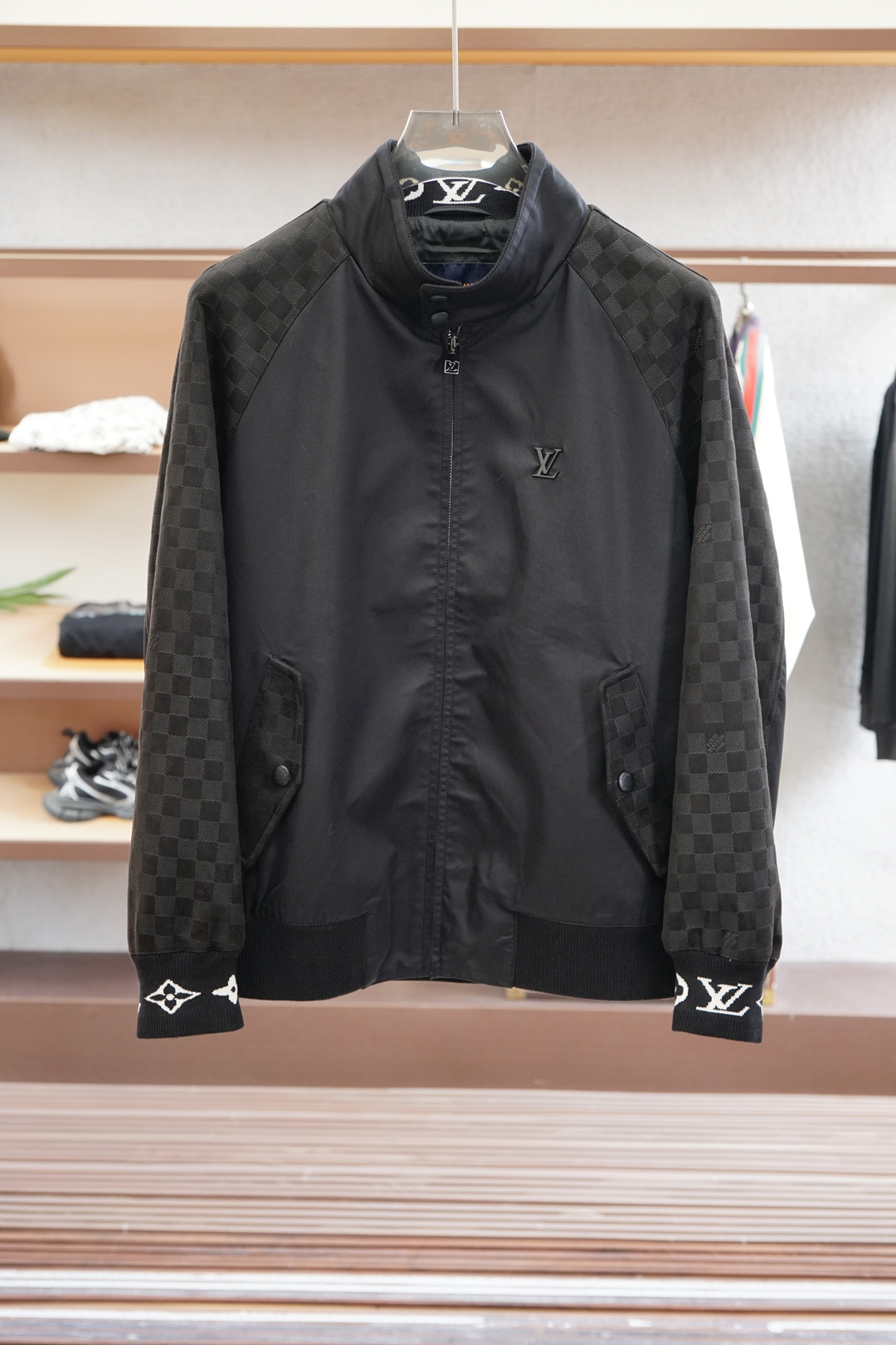 LV 路易威登/2025秋季夹克外套！今年的专柜新品帅酷爆款外套。时尚都市百搭款，今年必定超火爆款，特供