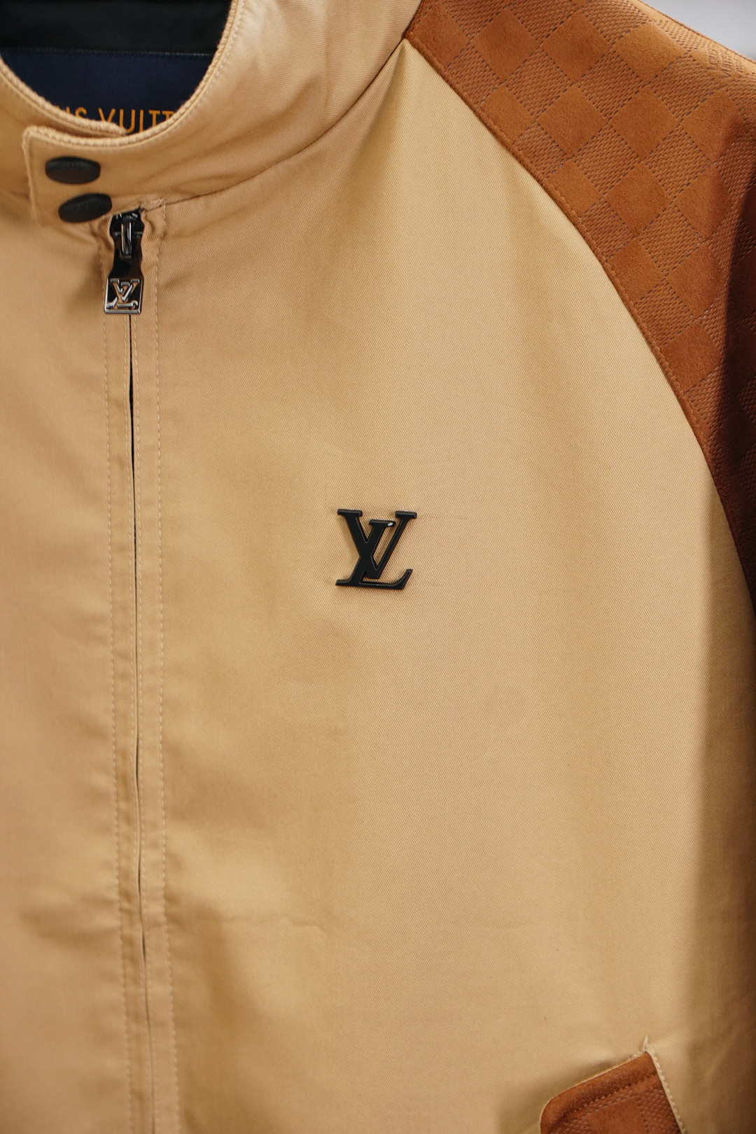 LV 路易威登/2025秋季夹克外套！今年的专柜新品帅酷爆款外套。时尚都市百搭款，今年必定超火爆款，特供