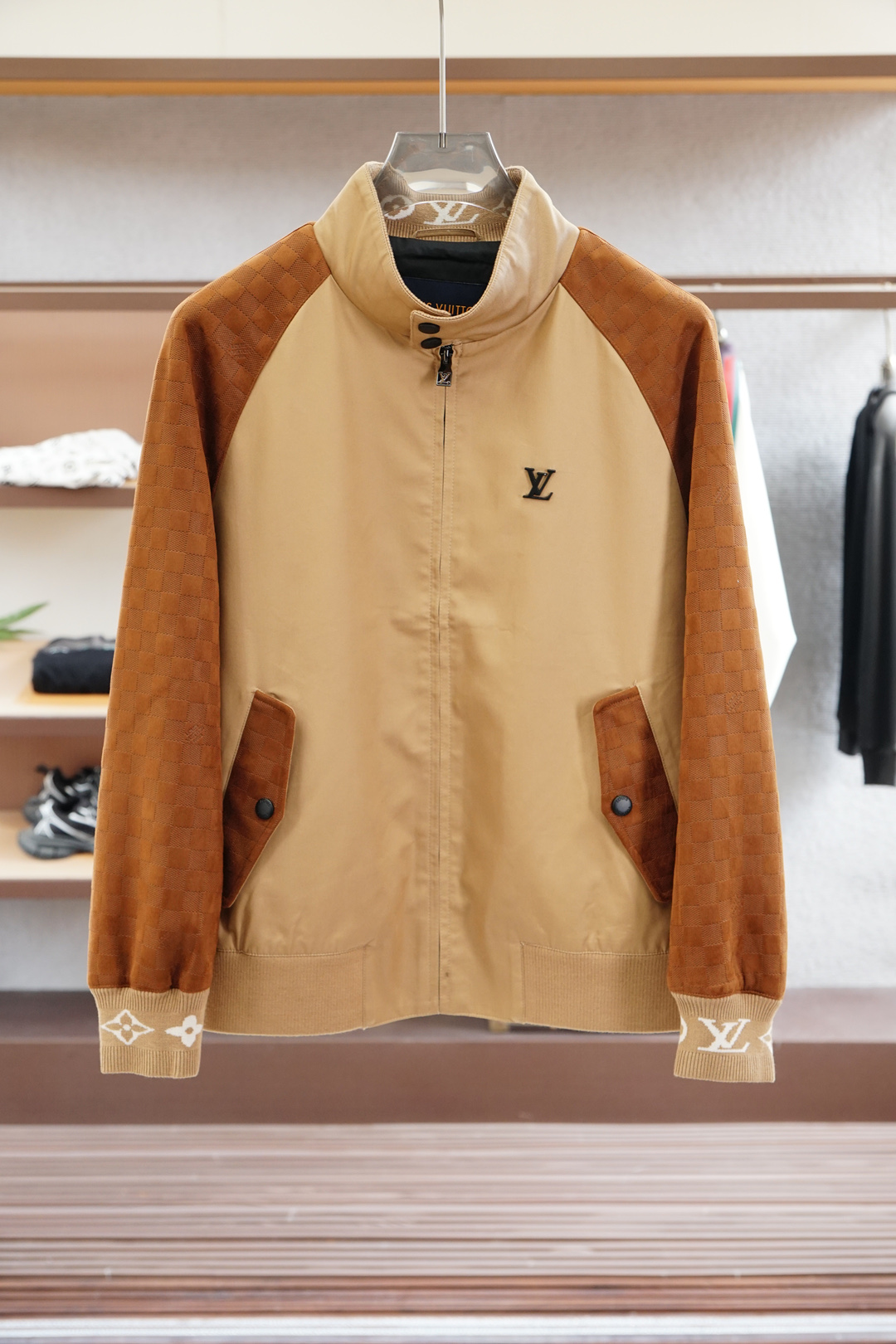 LV 路易威登/2025秋季夹克外套！今年的专柜新品帅酷爆款外套。时尚都市百搭款，今年必定超火爆款，特供