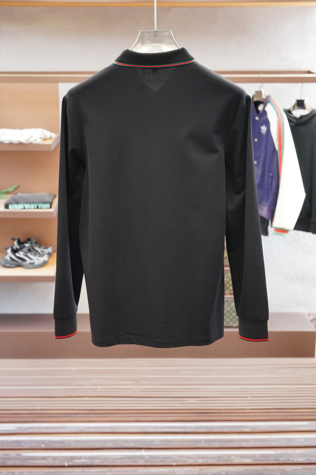 蒙口-2025秋冬系列新品🌸男士标识长袖Polo衫👕延续经典彩条点缀 商务休闲翻领POLO恤.该款Pol