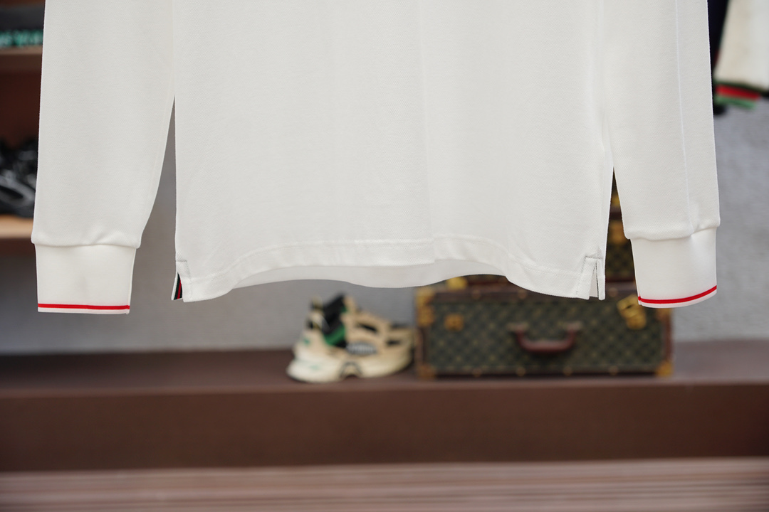 蒙口-2025秋冬系列新品🌸男士标识长袖Polo衫👕延续经典彩条点缀 商务休闲翻领POLO恤.该款Pol