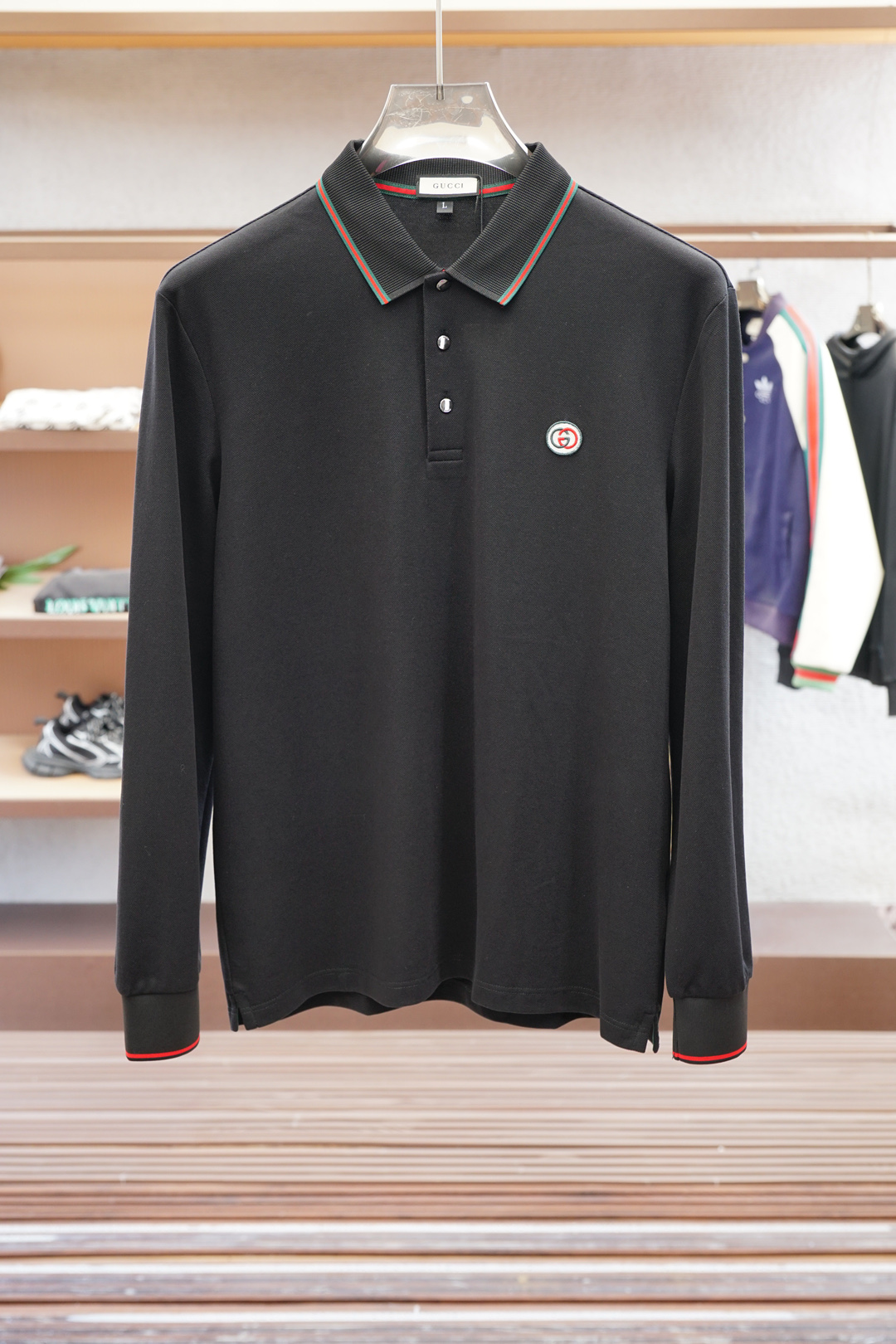 蒙口-2025秋冬系列新品🌸男士标识长袖Polo衫👕延续经典彩条点缀 商务休闲翻领POLO恤.该款Pol