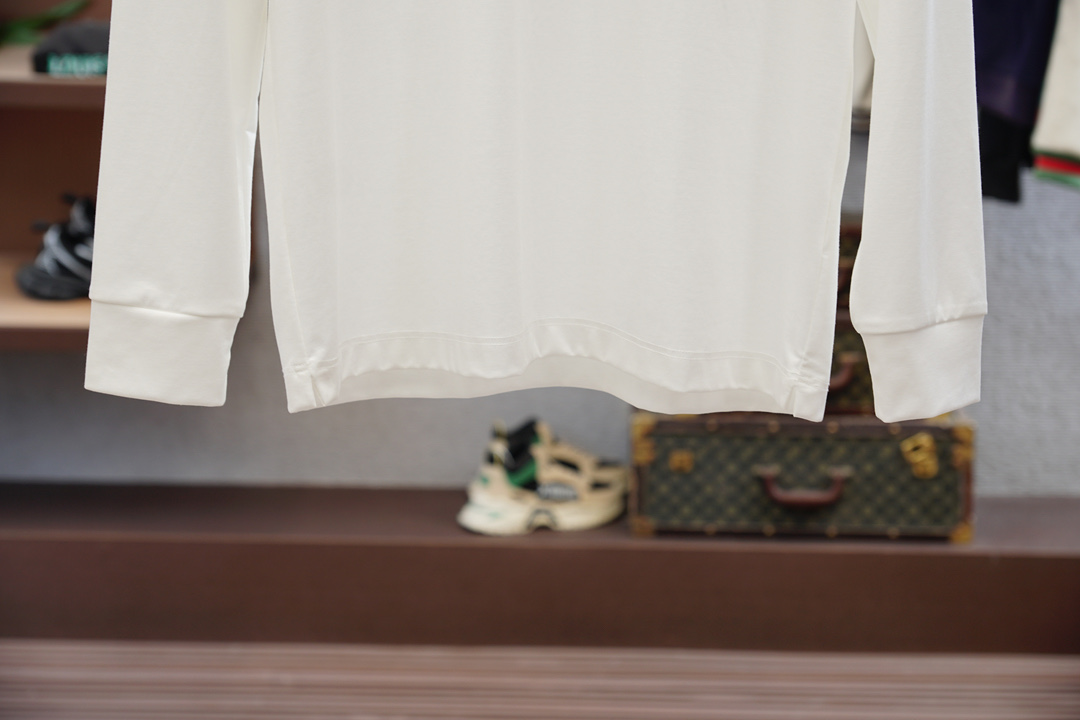 蒙口-2025秋冬系列新品🌸男士标识长袖Polo衫👕延续经典彩条点缀 商务休闲翻领POLO恤.该款Pol