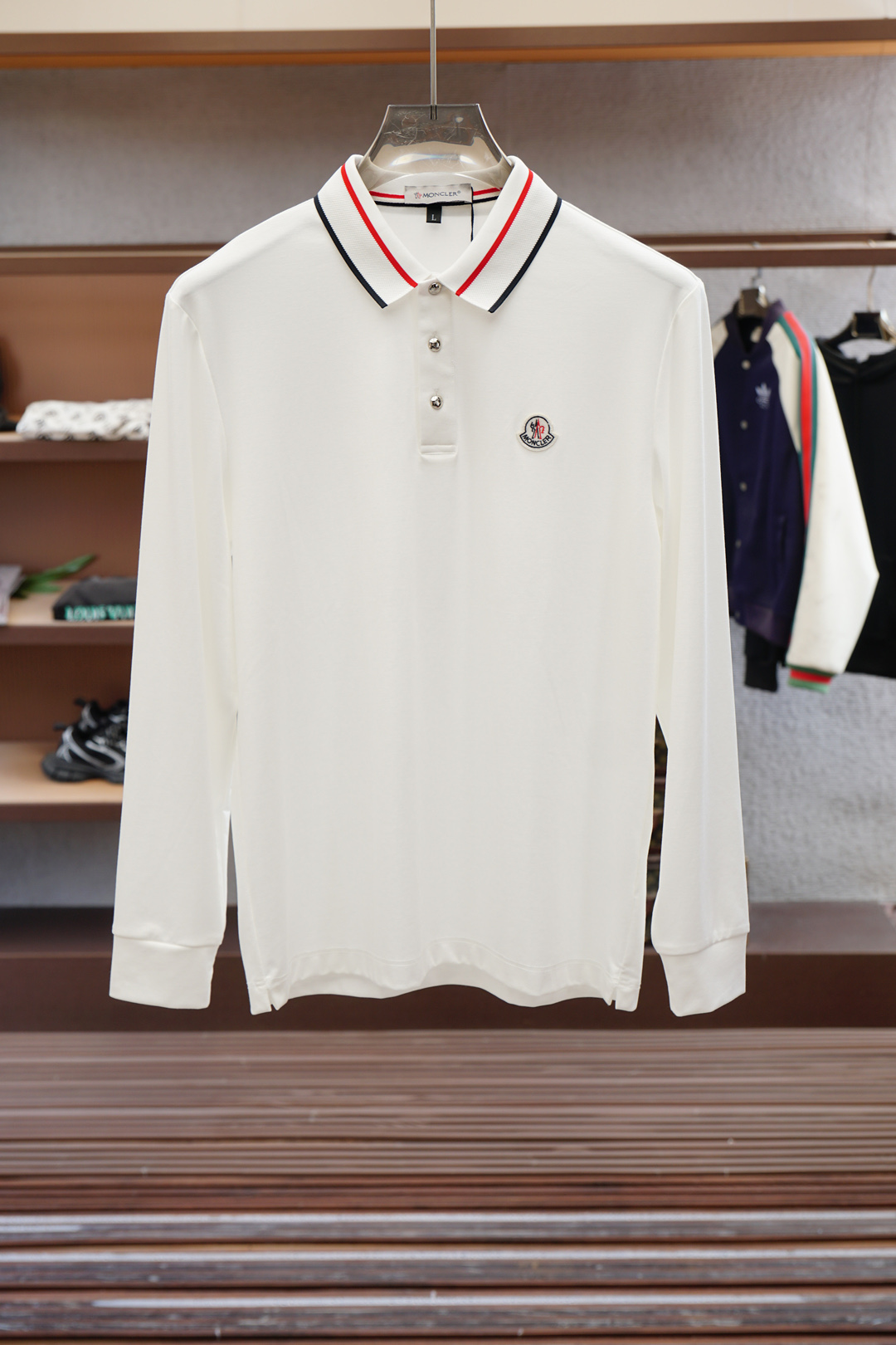 蒙口-2025秋冬系列新品🌸男士标识长袖Polo衫👕延续经典彩条点缀 商务休闲翻领POLO恤.该款Pol