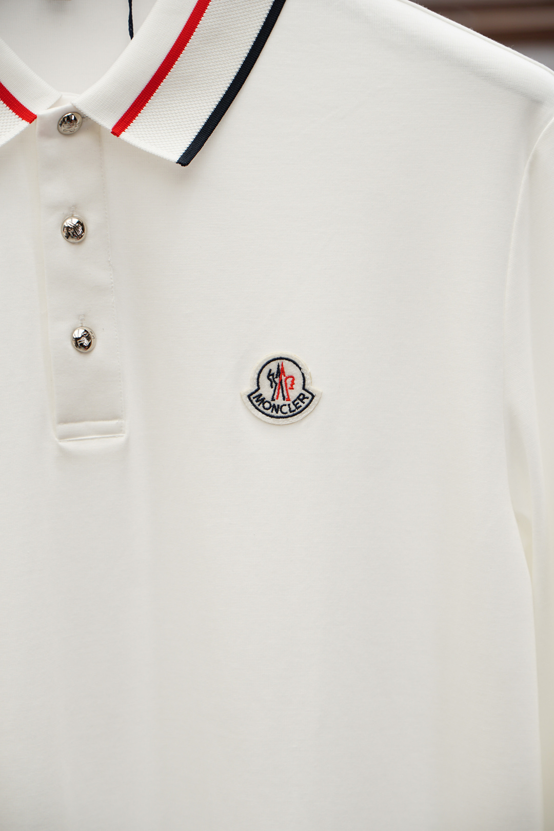 蒙口-2025秋冬系列新品🌸男士标识长袖Polo衫👕延续经典彩条点缀 商务休闲翻领POLO恤.该款Pol