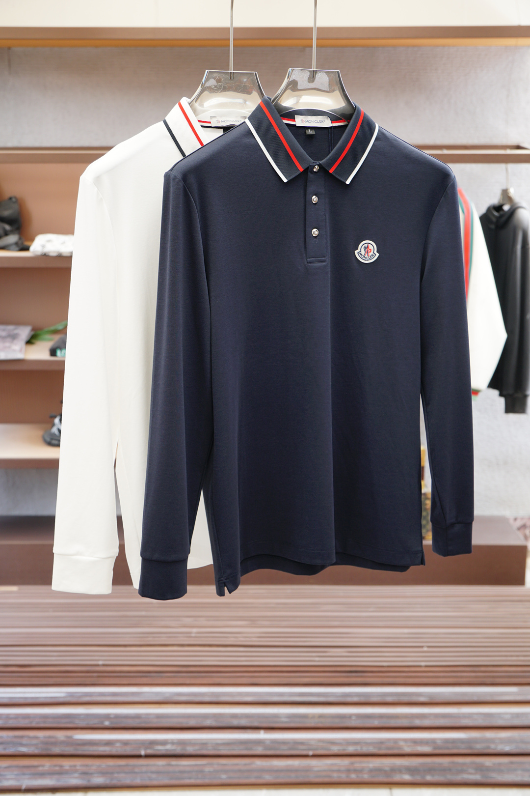 NO:523031,The 2025 autumn and winter series new product. Men's logo long-sleeved polo shirt continues the classic color strip embellishment. The business casual lapel POLO shirt is made of mercerized double-sided cotton bead floor fabric, and the timeless design can transcend fashion trends. The classic style is decorated with three-color trim and logo embellishes the slits on both sides to make the overall feel more detailed. The combination style is made of cotton beaded material, which is comfortable, skin-friendly, breathable, and is a very practical wear for daily commuting and leisure. Highly recommended. Colors are available #size M-3XL, Moncler, alexander wang19860909蒙口- 2025秋冬系列新品 男士标识长袖polo衫延续经典彩条点缀 商务休闲翻领POLO恤.该款Polo衫采用丝光双面棉质珠地面料制成,隽永设计可跨越时尚潮流.经典款型,点缀三色饰边饰以徽标点缀两侧开叉设计 让整体更具细节感 合体的版型,面料采用全棉珠地料,舒适,亲肤,透气好,平时通勤休闲都很实穿的一款 强烈推荐.色可选#尺码M-3XL,,Moncler,alexander wang,Men's clothing