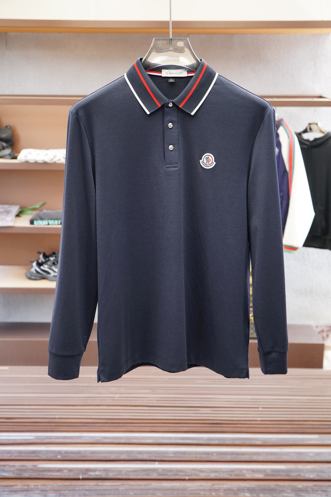 蒙口-2025秋冬系列新品🌸男士标识长袖Polo衫👕延续经典彩条点缀 商务休闲翻领POLO恤.该款Pol