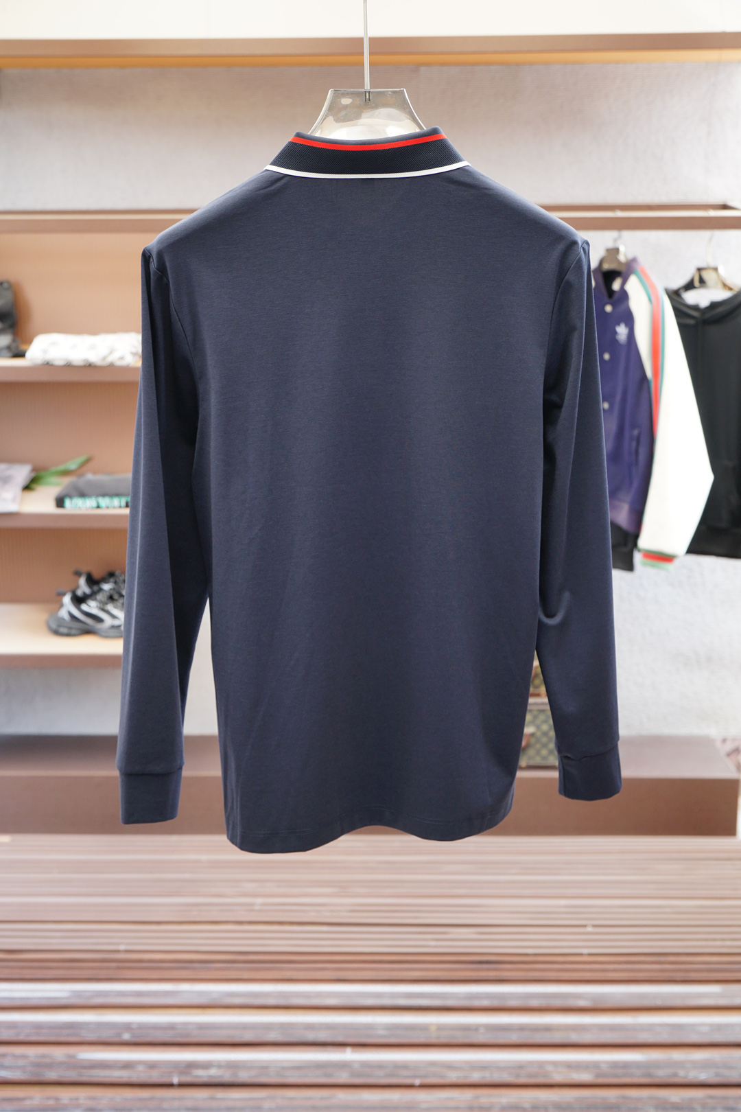 蒙口-2025秋冬系列新品🌸男士标识长袖Polo衫👕延续经典彩条点缀 商务休闲翻领POLO恤.该款Pol