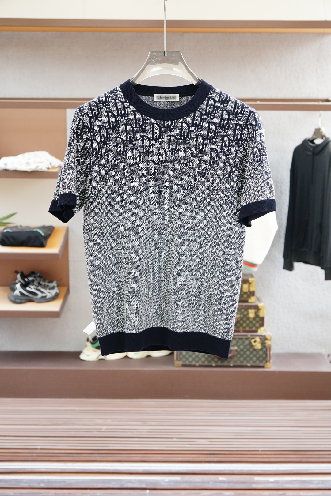 NO:523037,Dior - High-end garments 2025 autumn and winter basement series!  Mature men, light-client men, favorite styles, the most classic, clean color commuting, versatile and handsome round neck short-sleeved base shirt, the consistent good style, imported original ultra-fine imported soft knitted jacquard fabric is soft, elastic and delicate, men's wardrobe is indispensable for basic base shirts, which can be matched with various clothing anytime and anywhere to meet your daily life needs. The fabrics and factories we choose are all used by first-tier brands, and the clothes are very simple and low-key designs. Dears, buy them quickly!  Size M-XX L (model 173120 jin M), dior,dior,t-shirt,alexander wang19860909Dior迪奥- 高级成衣 2025秋冬打底系列！熟男 轻熟男 最爱款式 最经典净色通勤百搭帅气的圆领短袖打底衫 一贯的好版型 进口原版超细进口柔软针织提花面料柔软 弹性细腻 男人的衣柜都少不了基础打底衫 随时随地都可以拿来搭配各种服饰 满足您日常生活需求 .我们所选择的面料及工厂都是一线品牌所使用的 ,衣服设计非常的简洁 ,很是低调的设计 亲们赶紧入手！尺码M-XX L（模特173120斤M）,,dior,dior,T-shirt,alexander wang,Men's clothing