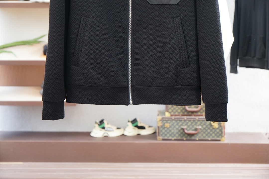 Prada 普拉达/25秋冬新款P家外套，男士涂珐琅三角徽标点缀翻领棒球服。上海恒隆柜台订单，官网同步发