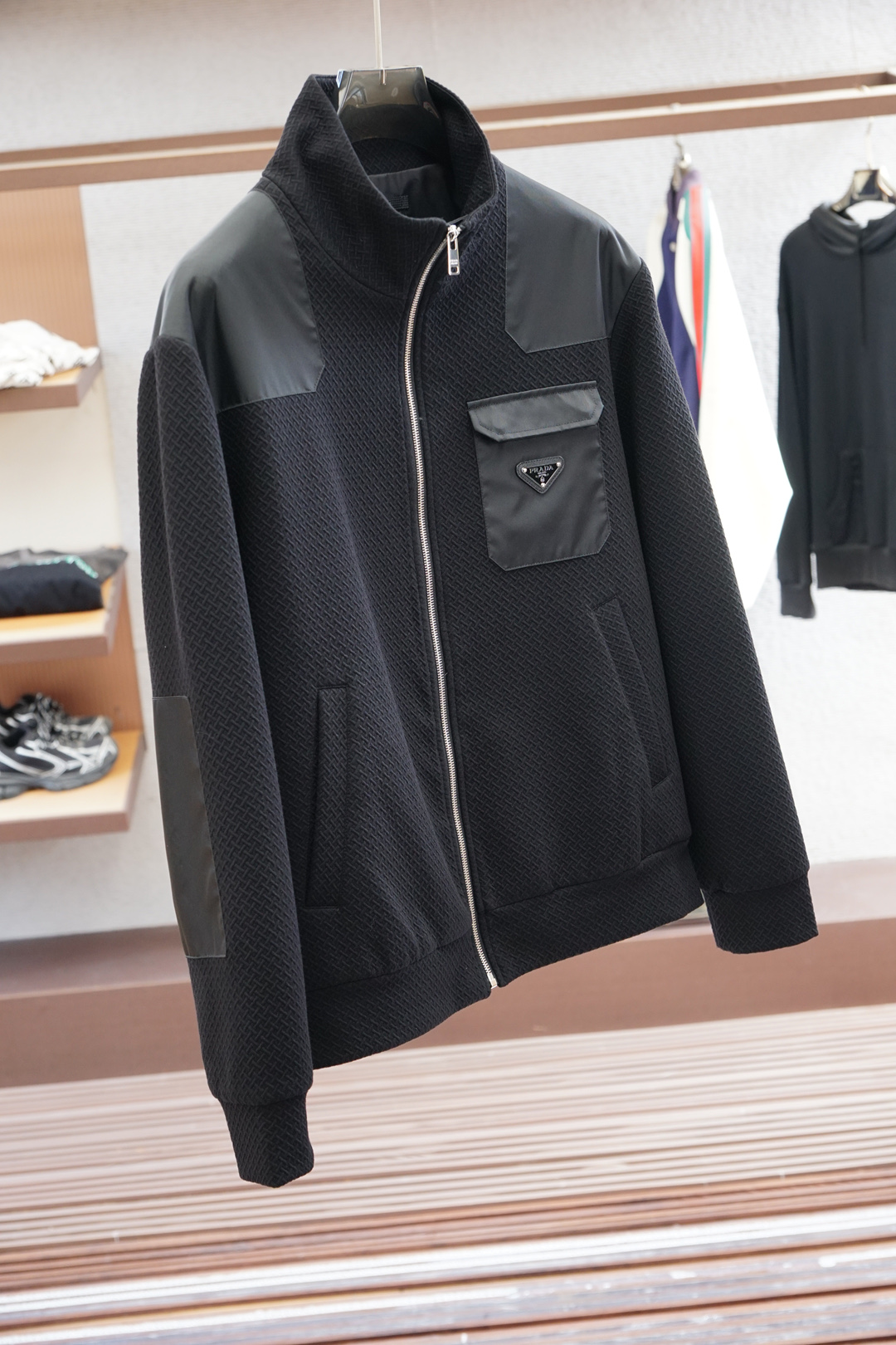 Prada 普拉达/25秋冬新款P家外套，男士涂珐琅三角徽标点缀翻领棒球服。上海恒隆柜台订单，官网同步发