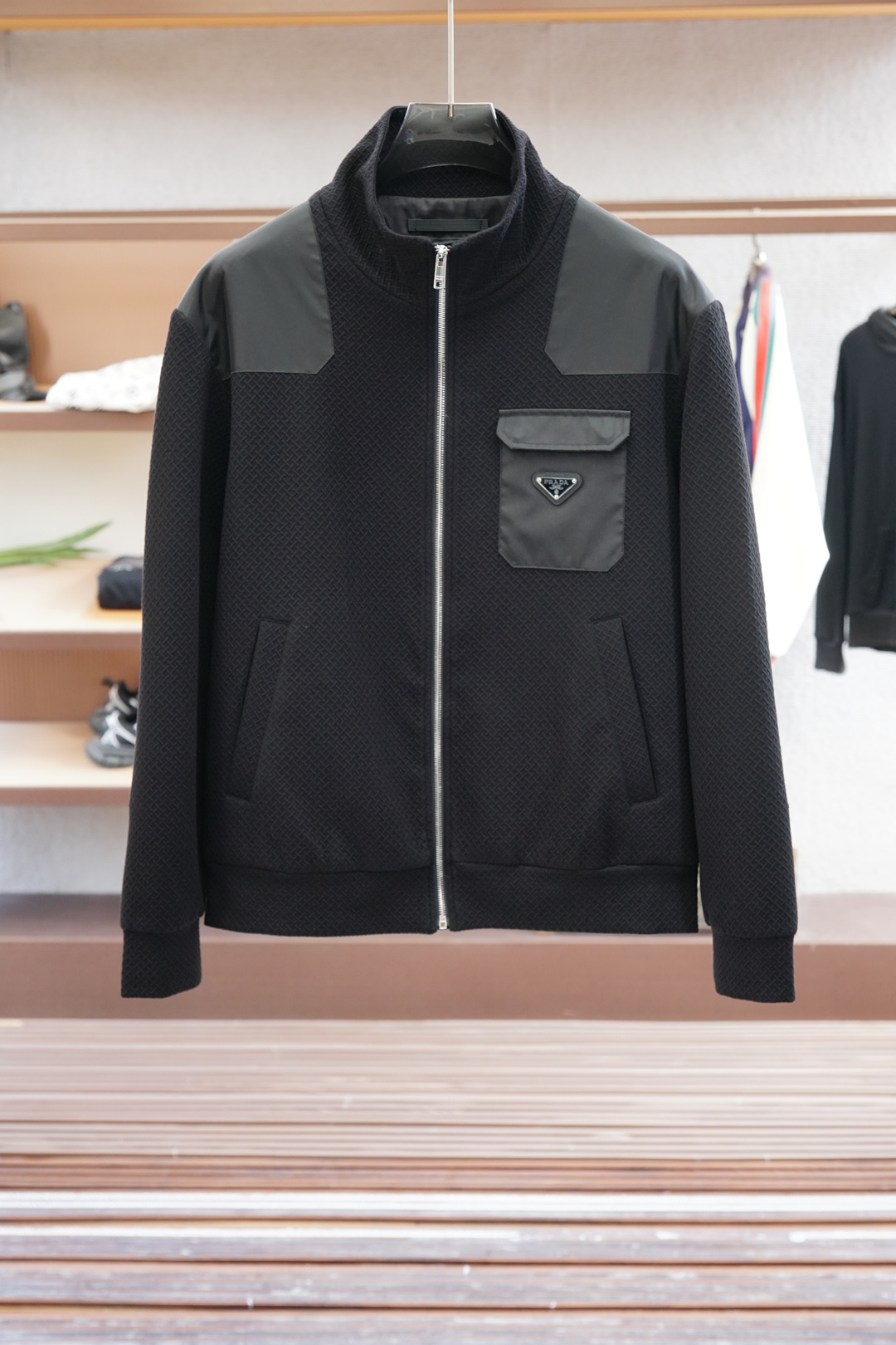 NO:523062,Prada/25 autumn and winter new P home jacket, men's enamel triangular logo embellished lapel baseball uniform. Shanghai Henglong counter order, released simultaneously on the official website!  Pr*da products are recommended, commuting styles for spring, summer and autumn. Very classic bomber jacket style, the most perfect top product this season!  The representative work of P's craftsmanship and materials is a fashionable style with perfect matching performance. The knitted contrasting rib lapel design and the iconic metal triangle logo embellishment. The effect reflected by the special recycled nylon material is extremely advanced and fashionable charming style. This is also the latest interpretation of P's current fashion trend. P's craftsmanship has been determined to be environmentally friendly for many years. The whole fabric is made of recyclable and degradable recycled nylon material, with a subtle touch and a seductive gloss. The comfort of the upper body is absolutely to the top. The lining of cotton is warm, the top craftsmanship, and the treatment of various details are all representative of P's craftsmanship. This kind of detail creation is enough to make people feel the level of this style intuitively and three-dimensionally, which adds points to the wearer!  Size M-3XL,,,prada,prada,jackets & coats,jackets & coats,alexander wang19860909Prada 普拉达/25秋冬新款P家外套,男士涂珐琅三角徽标点缀翻领棒球服.上海恒隆柜台订单,官网同步发售！Pr*da臻品推荐,春夏秋三季通勤款式.非常经典的飞行员夹克风格,本季最完美的上衣圣品！ P家工艺与材质的代表作,搭配性能堪称完美的时尚款式.针织撞色罗纹翻领设计,标志性的金属三角徽标logo点缀其间.特殊的再生尼龙材质所映衬的效果,极具超前的时尚魅力风格,这也是P家当下最新的一种时尚潮流的演绎. P家立志于环保多年,通体面料采用可回收降解的再生尼龙材质,触感微妙,光泽度更是撩人,上身舒适度绝对到顶.内衬夹棉保暖,顶级的工艺,各种细节的处理,都是P家工匠精神的代表,这种细节的打造,足以让人直观立体的感受到此款的档次所在,更为穿着者加分！尺码M-3XL,,,prada,prada,jackets & coats,jackets & coats,alexander wang,Men's clothing