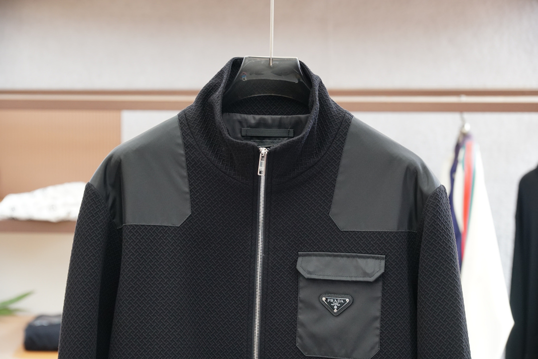 Prada 普拉达/25秋冬新款P家外套，男士涂珐琅三角徽标点缀翻领棒球服。上海恒隆柜台订单，官网同步发