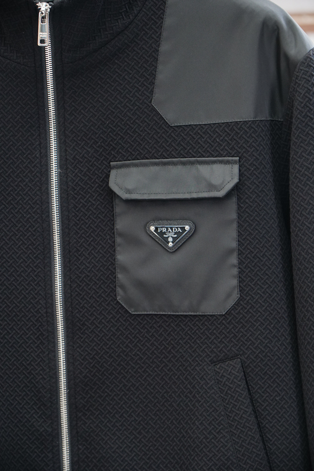 Prada 普拉达/25秋冬新款P家外套，男士涂珐琅三角徽标点缀翻领棒球服。上海恒隆柜台订单，官网同步发