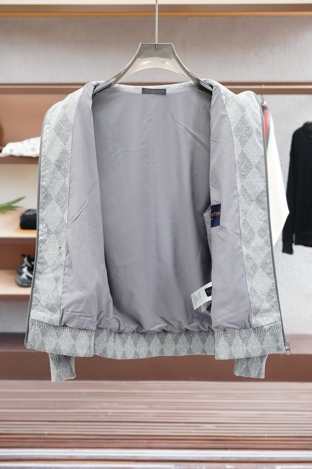 经典男士商务休闲小站领夹克外套.颇具意大利典型风格的时装，贸易公司渠道臻品 在面料选取和工艺方面都相当考