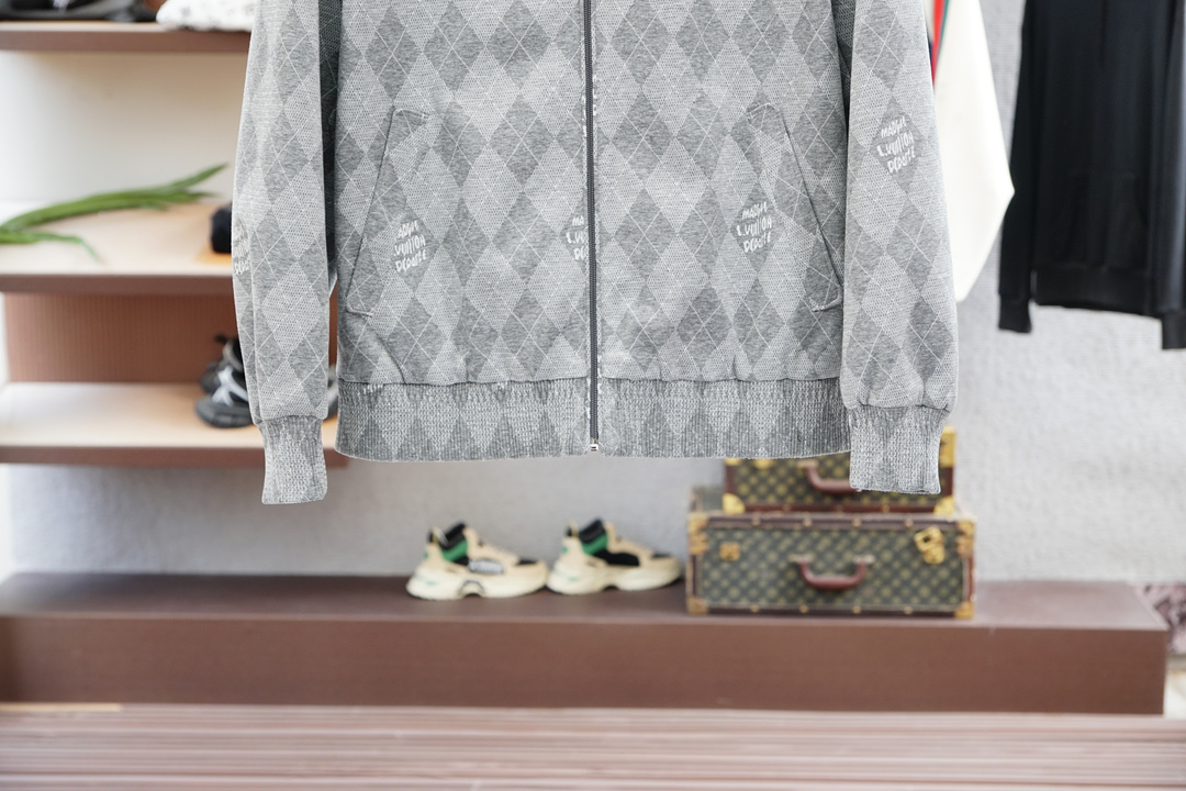 经典男士商务休闲小站领夹克外套.颇具意大利典型风格的时装，贸易公司渠道臻品 在面料选取和工艺方面都相当考