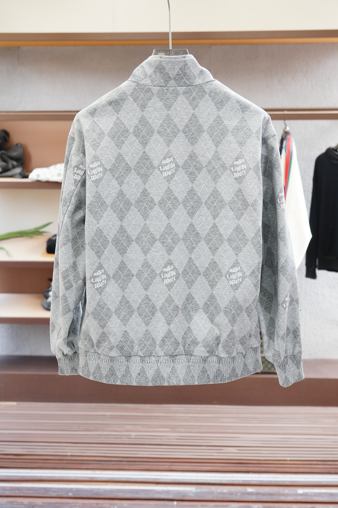 经典男士商务休闲小站领夹克外套.颇具意大利典型风格的时装，贸易公司渠道臻品 在面料选取和工艺方面都相当考