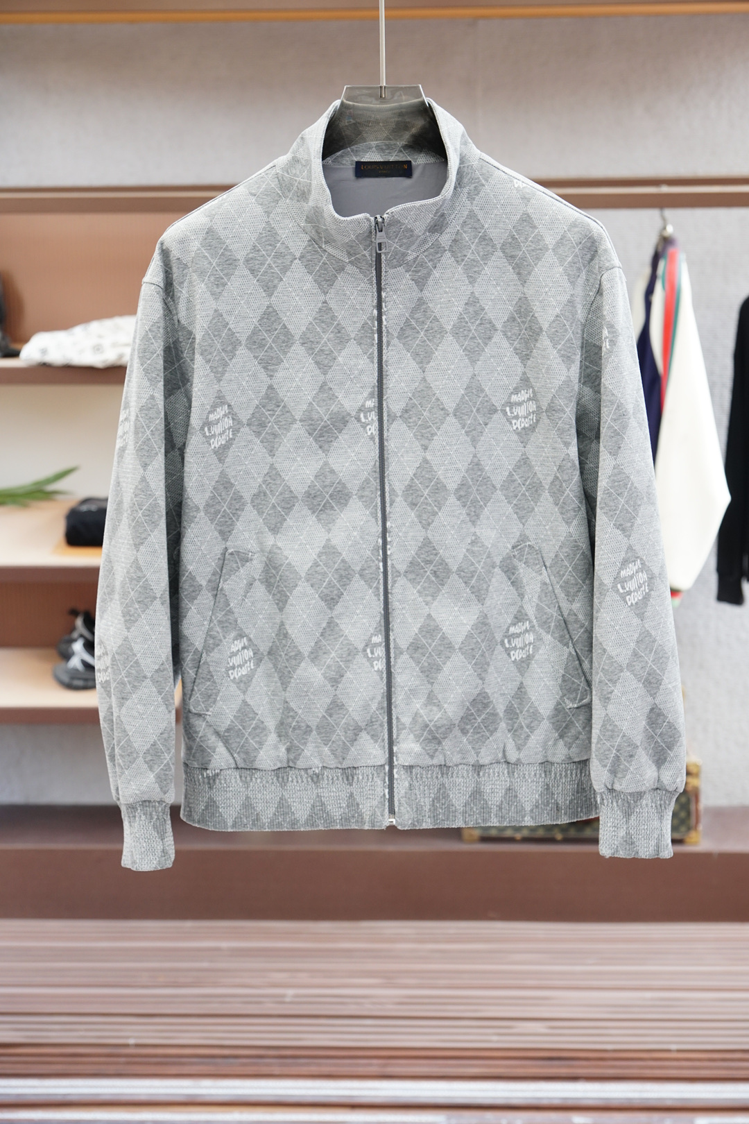 NO:523065,Classic men's business and casual lapel jacket. Fashion with typical Italian style, trading company's channel products are very exquisite in fabric selection and craftsmanship, which is very consistent with the aesthetic tone of the donkey family, low-key and luxurious, elegant and noble. Every detail proves the brand's own sense of high-endness. The Italian minimalist, capable and outdoor functional style are the ultimate interpretation, both solemn and harmonious, and the upper body is full of style!  A treasure-level functional equipment that combines fashion sense and design sense creates unique styling items, improved pilot styling design, classic stand collar design, retro age-reducing and very fashionable, with elastic designs on the cuffs and hem, and Italian customers provide imported suede fabrics. The texture is as delicate as baby's skin. It is crisp and superior, quite elegant and fashionable!  The color matching is light and versatile, the style is cut and neat, and the upper body instantly highlights the spirit. It is full of styles and can easily control various body shapes. It is a jacket that combines business commuting and outdoor leisure. It is an equipment with extremely high attendance rate in practical wear!  Color gray checkered code number M-3XL, louis vuitton,louis vuitton,jackets & coats,jackets & coats,chamois leather,alexander wang19860909经典男士商务休闲小站领夹克外套.颇具意大利典型风格的时装,贸易公司渠道臻品 在面料选取和工艺方面都相当考究,极符合驴家族美学基调,低调且奢华,优雅且高贵,每一个细节都在力证品牌自身的高级感,通体将意式的极简、干练和户外功能性风格极致诠释,亦庄亦谐,上身型款十足！集时装感与设计感的一款宝藏级功能型装备,塑造出别具一格的造型单品,改良式的飞行员造型设计,经典的站领设计,复古减龄又非常时髦,袖口与下摆运用松紧设计,意大利客供进口麂皮面料.质感如婴儿皮肤一样细腻.挺括性优越,颇为优雅且时髦！配色轻熟百搭,版型剪裁干练利落,上身瞬间凸显出精神感,型款十足,轻松驾驭各种身型,商务通勤与户外休闲完美兼备的一款外套,属于实穿性出勤率极高的一款装备！ 颜色灰色格纹 码数M-3XL,,louis vuitton,louis vuitton,jackets & coats,jackets & coats,chamois leather,alexander wang,Men's clothing