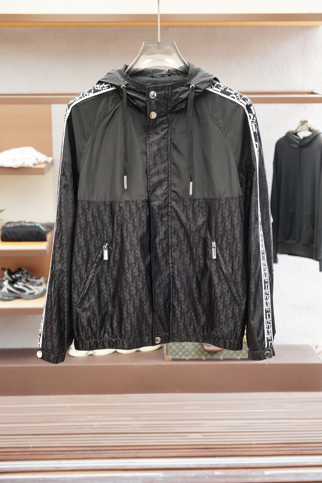 NO:530535,Dior-2025 autumn and winter new style/presbyterian patterns are artistically reconstructed. Unlike traditional repetitions, the designer cleverly incorporates letter-style fountain elements and natural and lively tree silhouettes, allowing iconic symbols to form narrative poems on the fabric like garden secret words - each pattern is a unique artistic imprint., dior, dior, alexander wang19860909Dior迪奥-2025秋冬新款/老花图案进行艺术化重构.不同于传统的重复印花,设计师巧妙融入了字母风格的喷泉元素与自然灵动的树木剪影,让标志性符号在面料上形成宛如花园密语的叙事诗——每一处图案都是独一二的艺术印记.,,dior,dior,alexander wang,Men's clothing